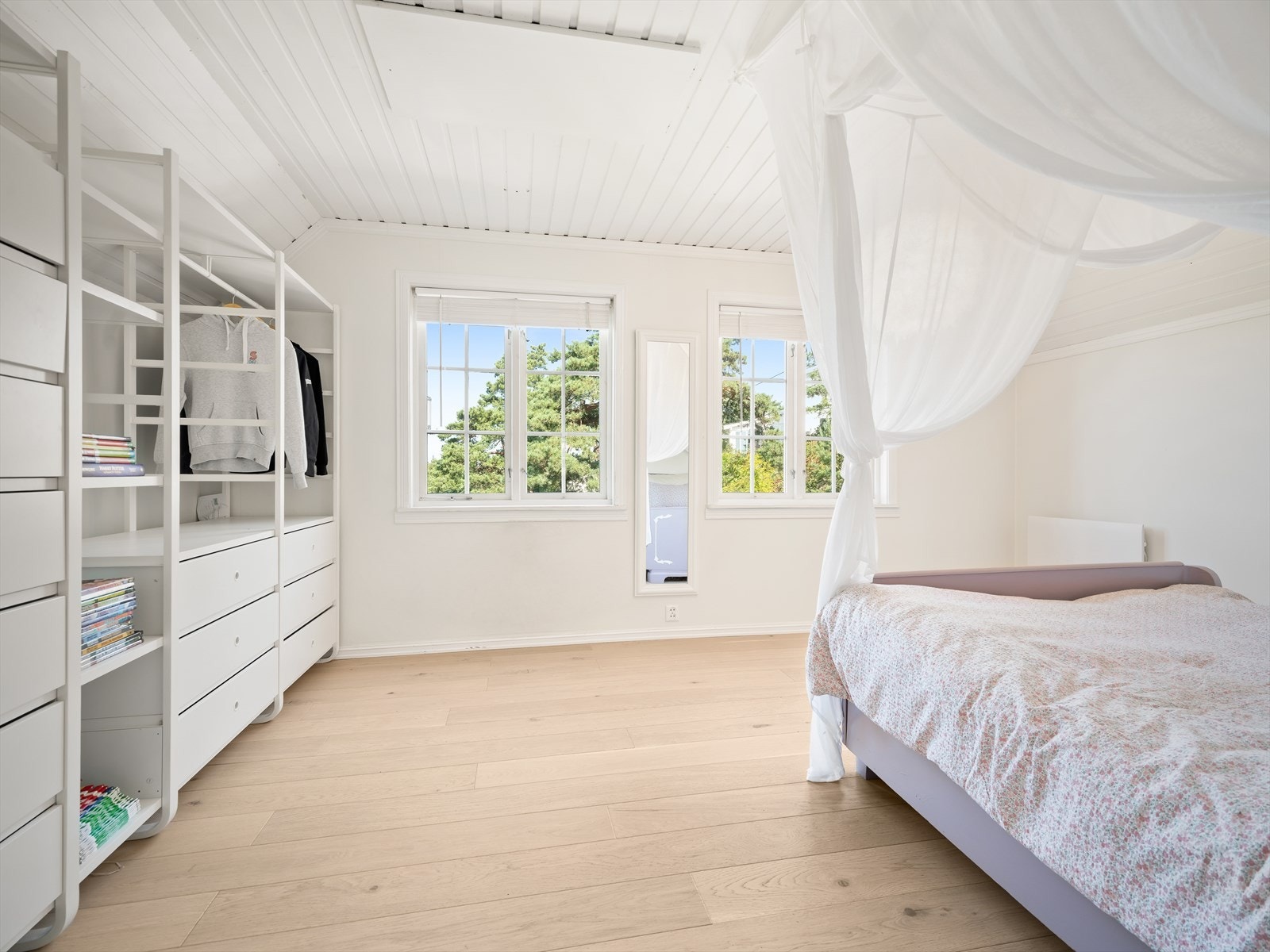 Soverom (2) er av god størrelse og har plass til seng med nattbord og garderobeløsning. Galleribilde