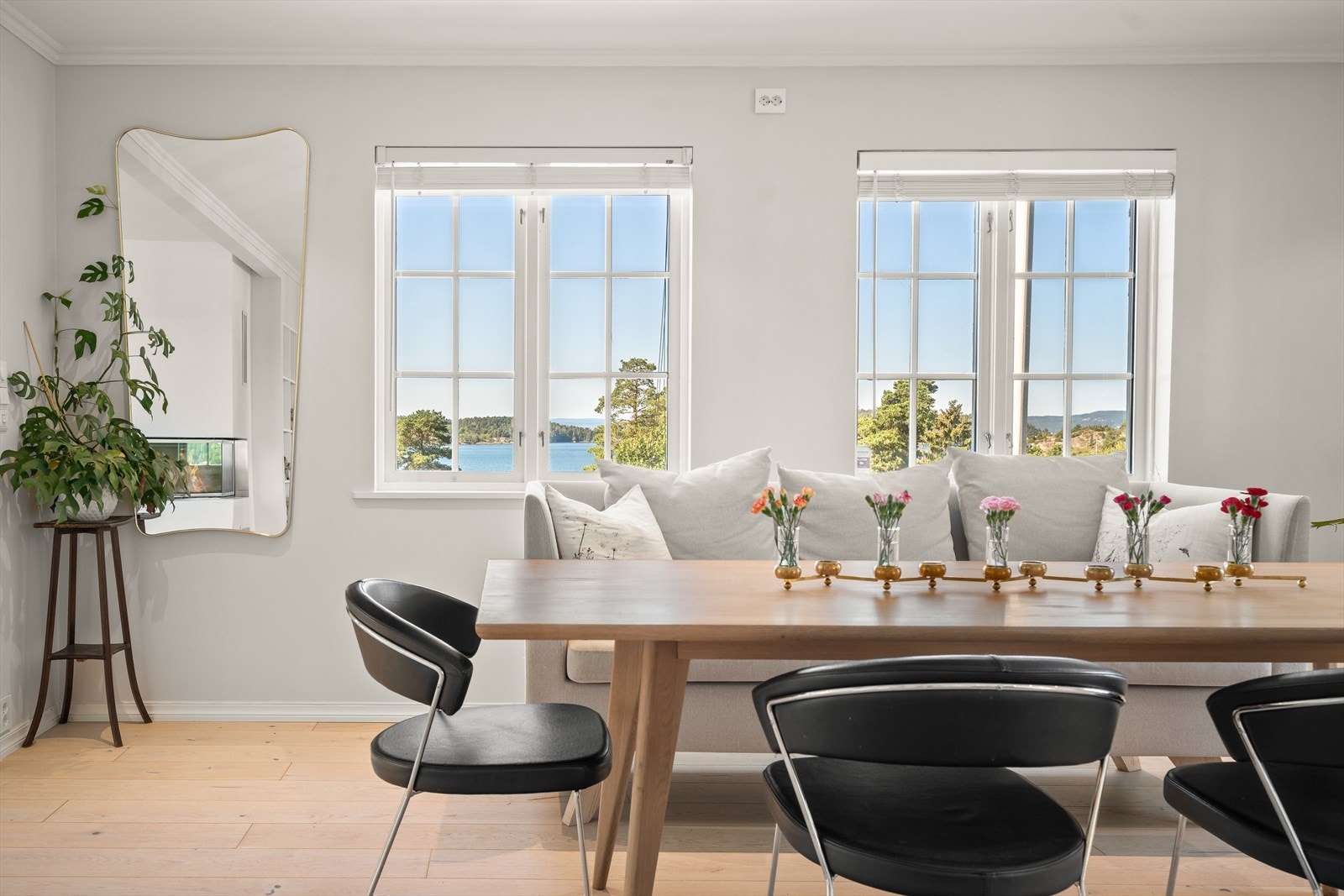 Nydelig fjordutsikt fra spisestuen. Galleribilde