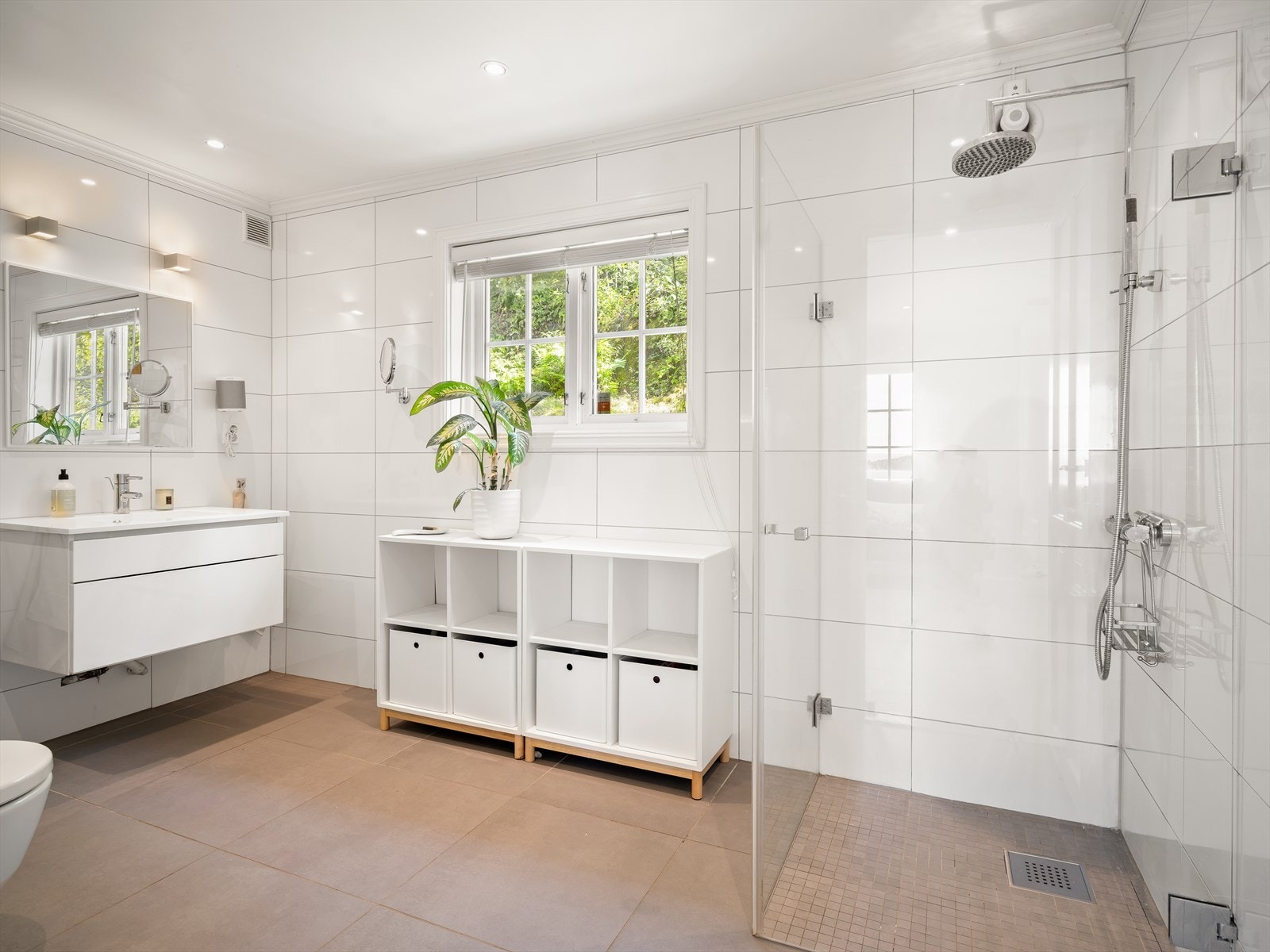 Bad i 1.etg består av servant med innredning, dusjhjørne og vegghengt klosett. Galleribilde