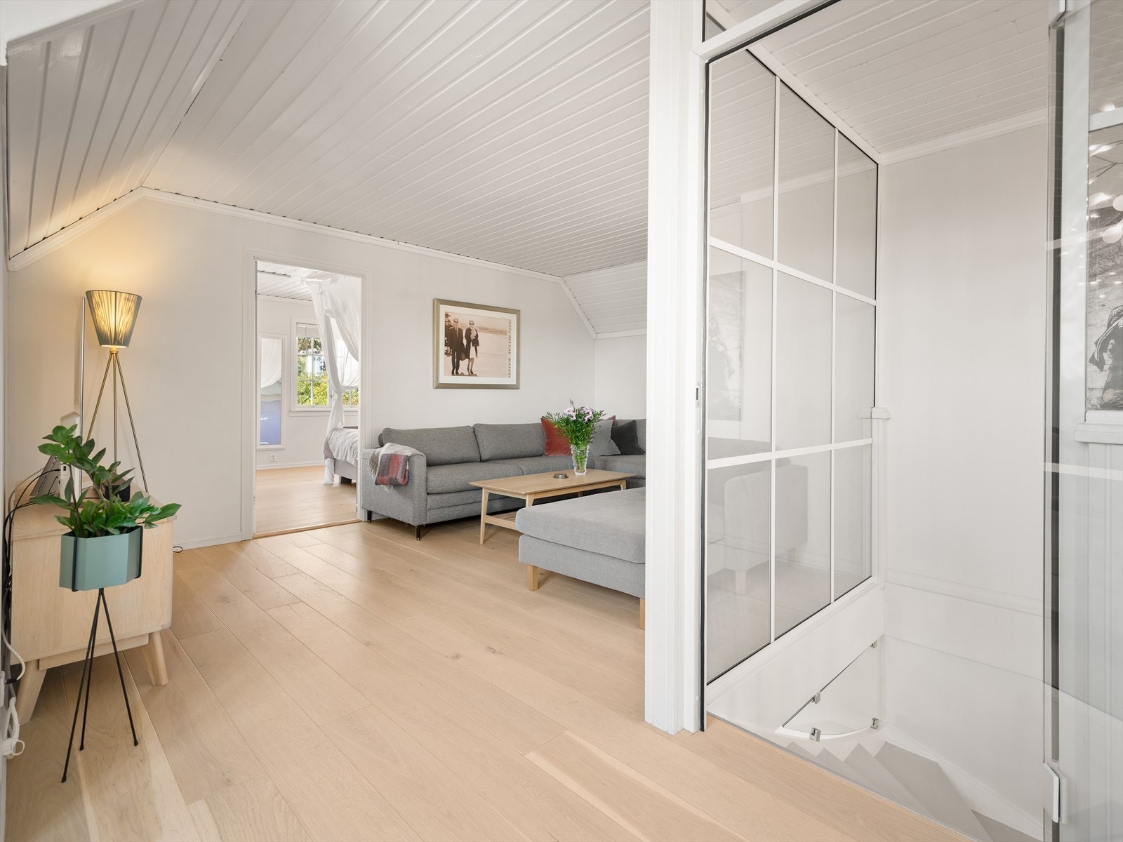 Loftstue med plass til sofagruppe, kommode og annet tilbehør. Galleribilde