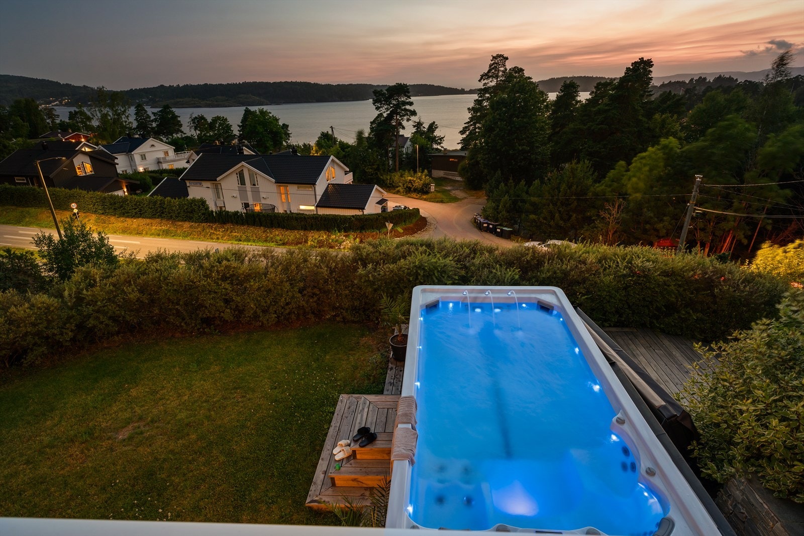 Det er oppført en Jacuzzi på eiendommen. Galleribilde