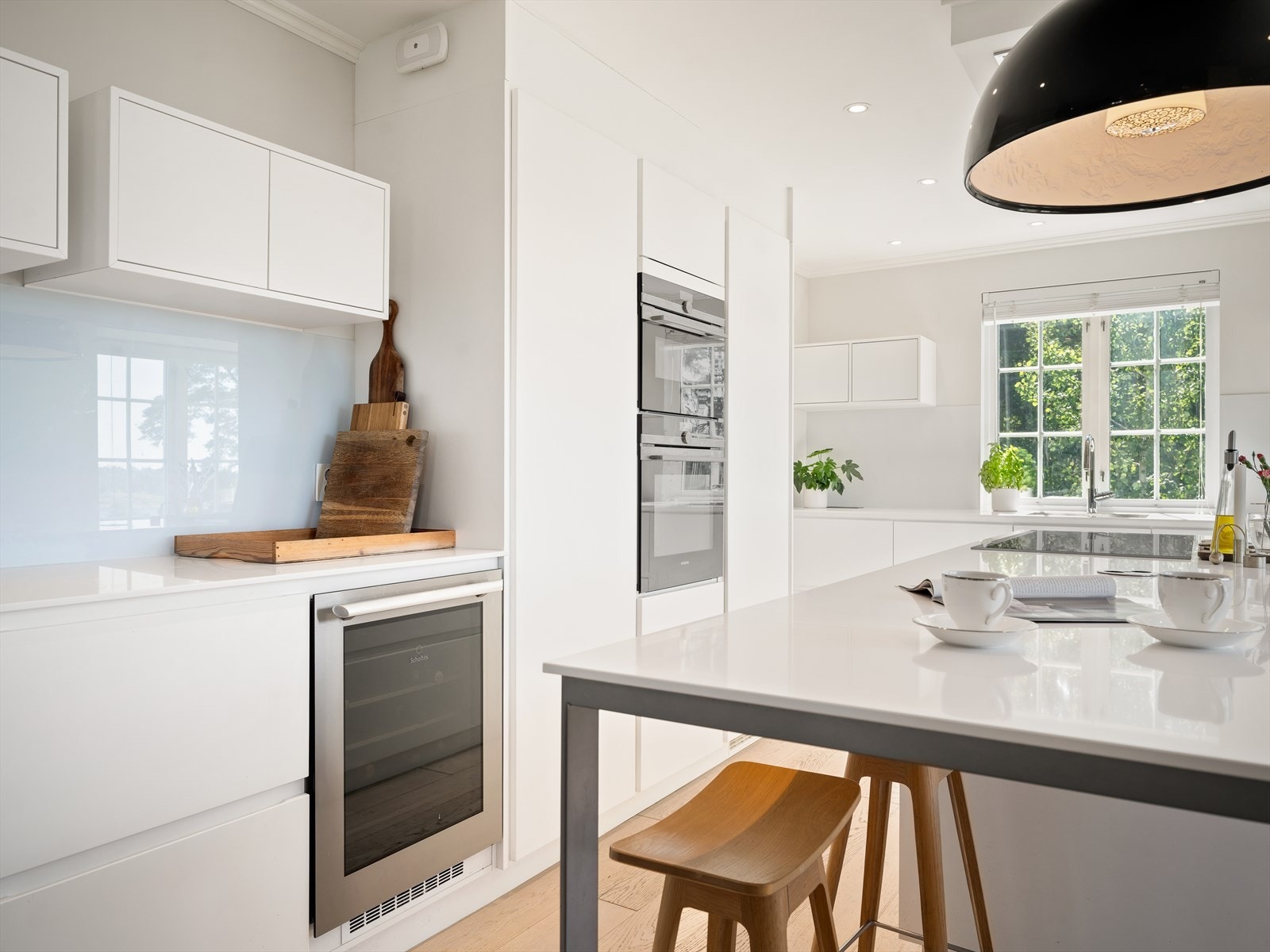 Kjøkkenet består av over-/underskap, lekker og slitesterk benkeplate i komposittstein, kjøle-/fryseskap, oppvaskmaskin, helstøpt servant med kum, innfelt ovn, dampovn, vinskap og platetopp med ventilator over. Galleribilde