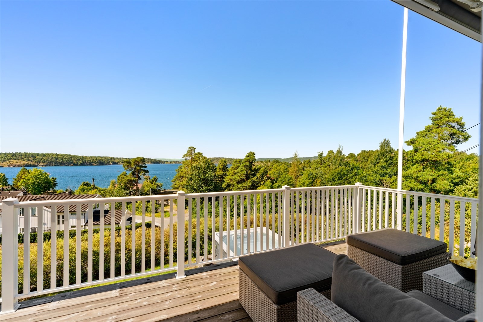 Fra stuen i 1.etg. er det utgang til balkong på ca 12 m2. Galleribilde