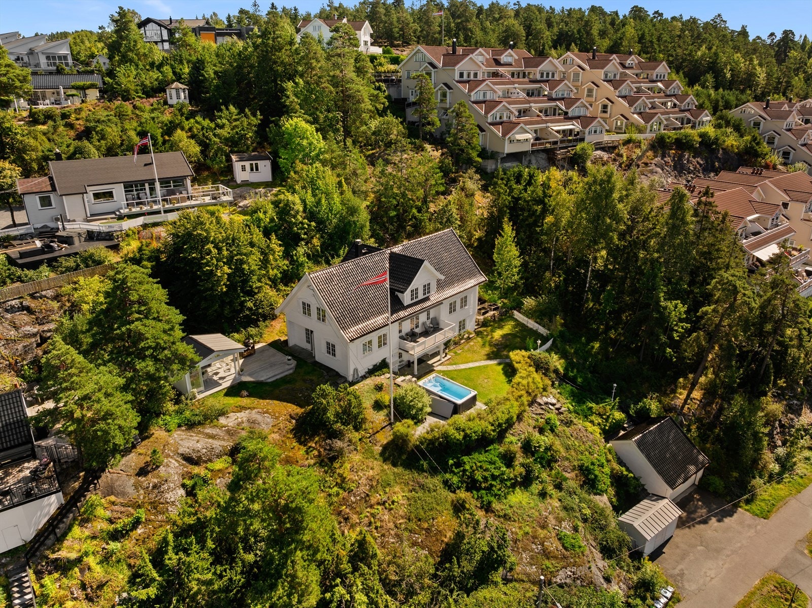 Eiendommen ligger i populært boligstrøk med gangavstand til skole og barnehage. Galleribilde