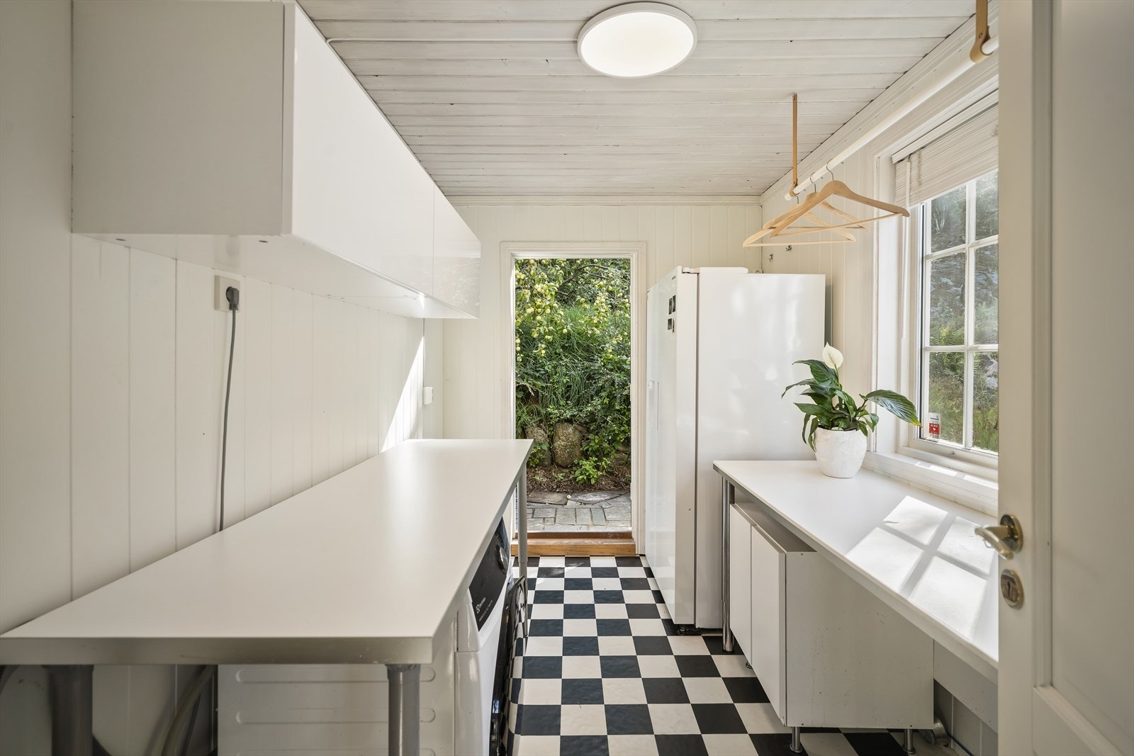 Vaskerom med utgang. Galleribilde