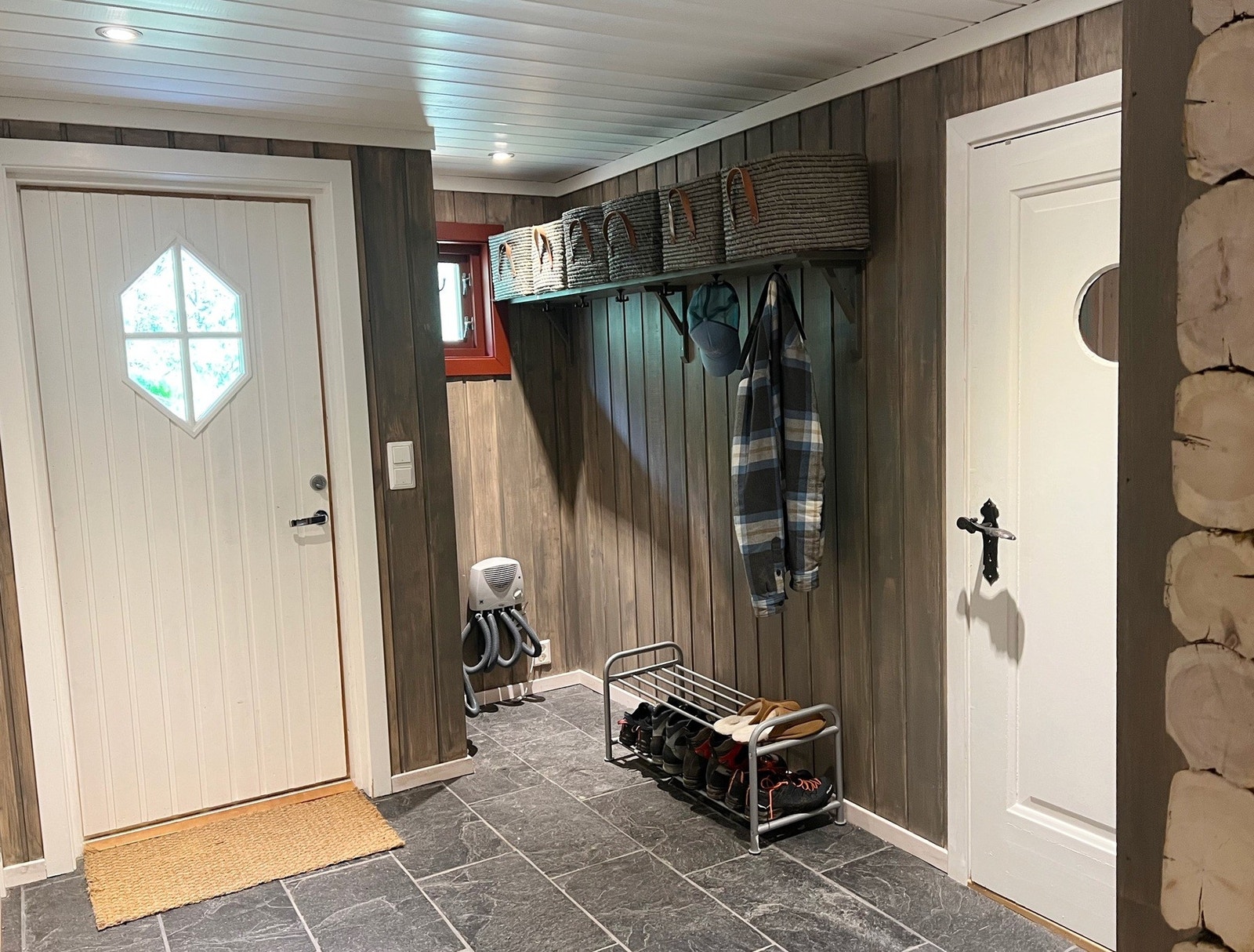 Velkommen inn! Praktisk, flislagt entre med varme i gulvet. En del av tilbygget fra 2012/2013. Galleribilde