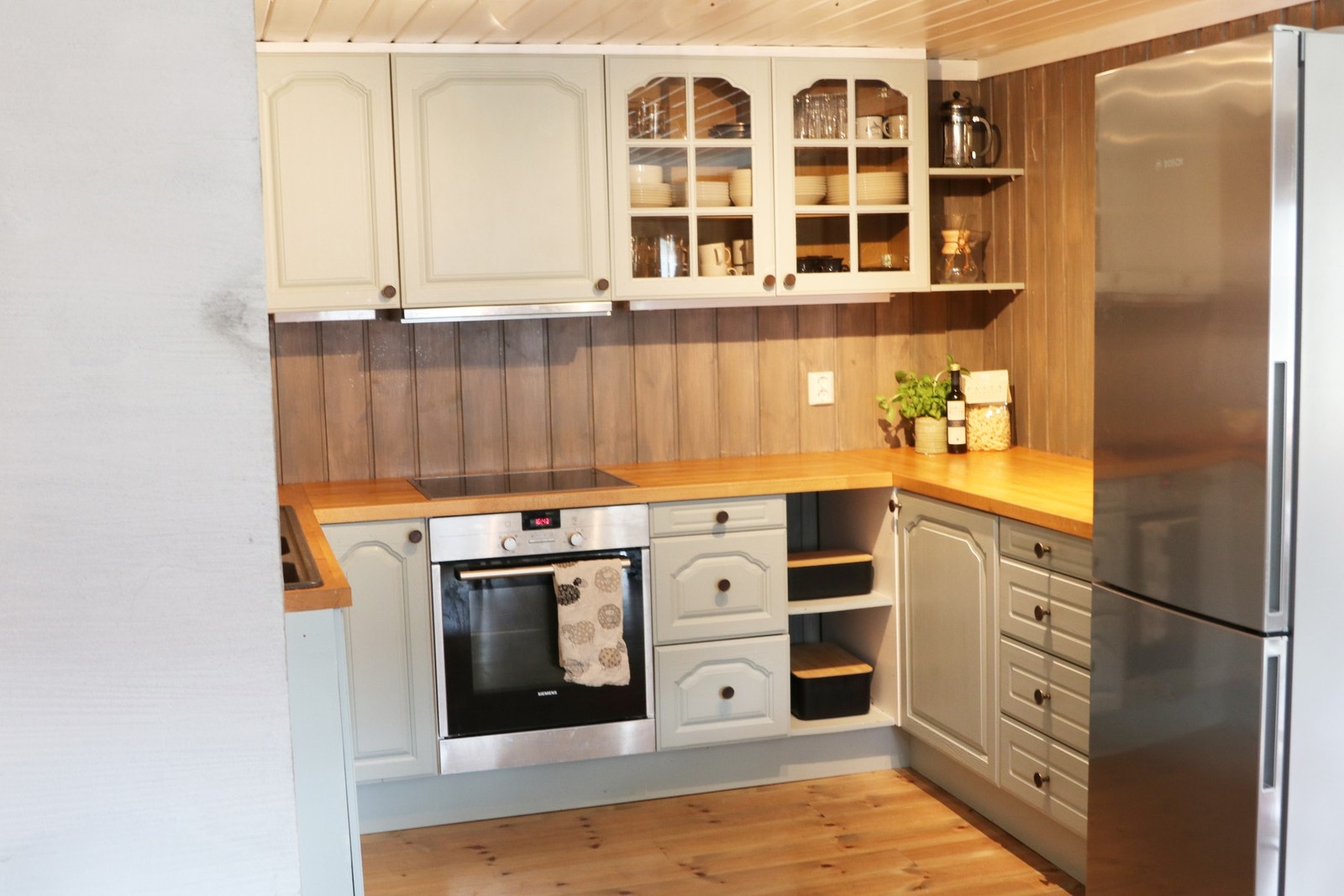 Pent og praktisk kjøkken med heltrefronter og nyere hvitevarer. Galleribilde