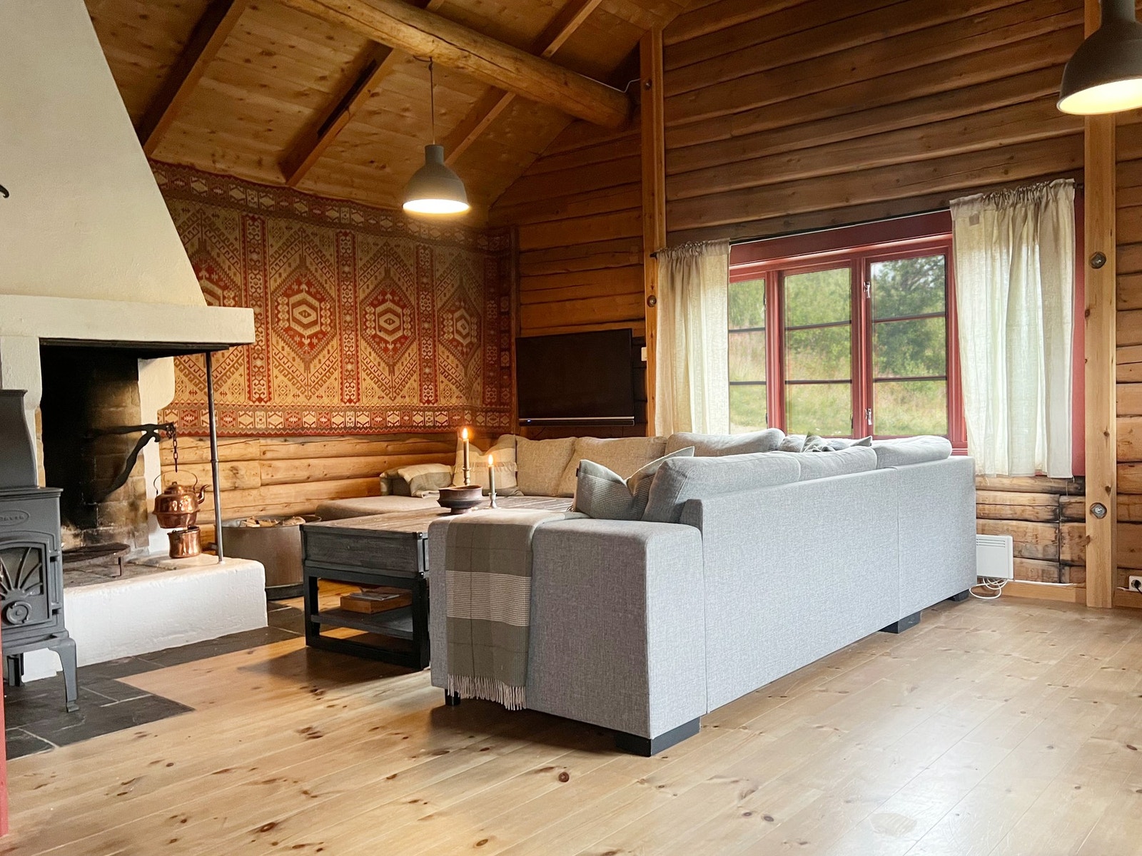 Stue med en atmosfære som må oppleves. Fyr i peisen, gamle tømmervegger, raustet takhimling og fjellutsikt. Galleribilde