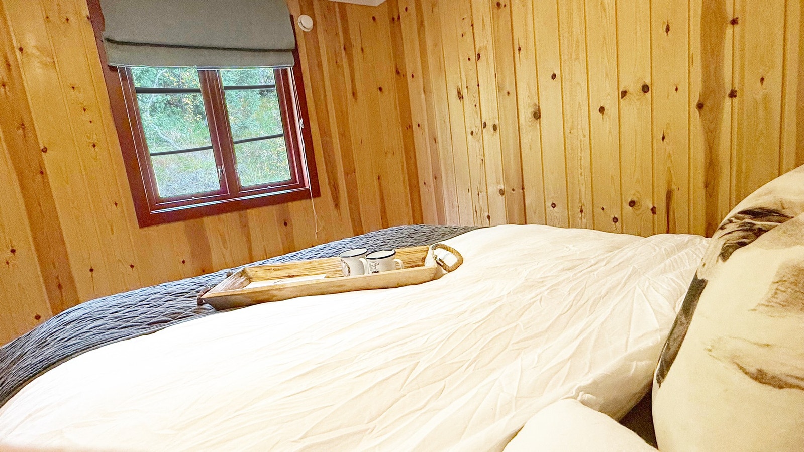 Soverom 1 mot vindu Galleribilde