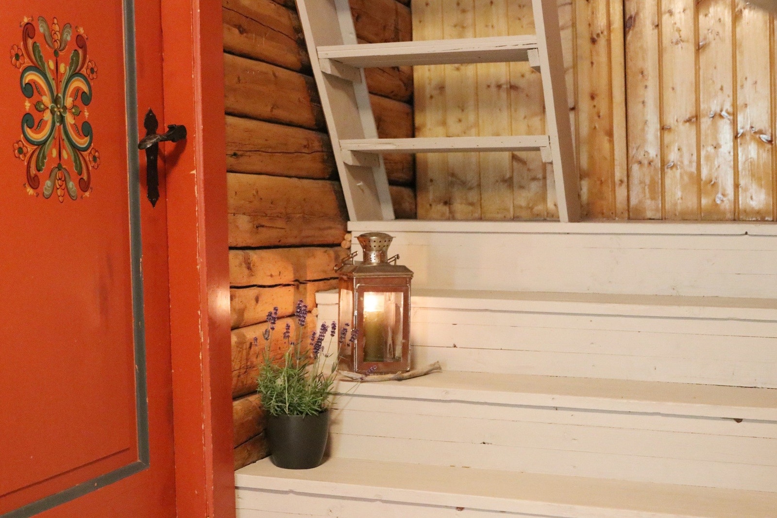 Vakre, rosemalte detaljer. Galleribilde