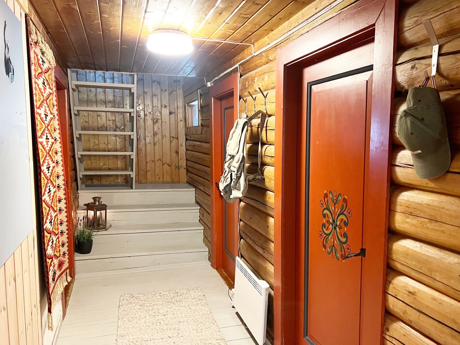 Koselig atmosfære og solide tømmervegger. Galleribilde