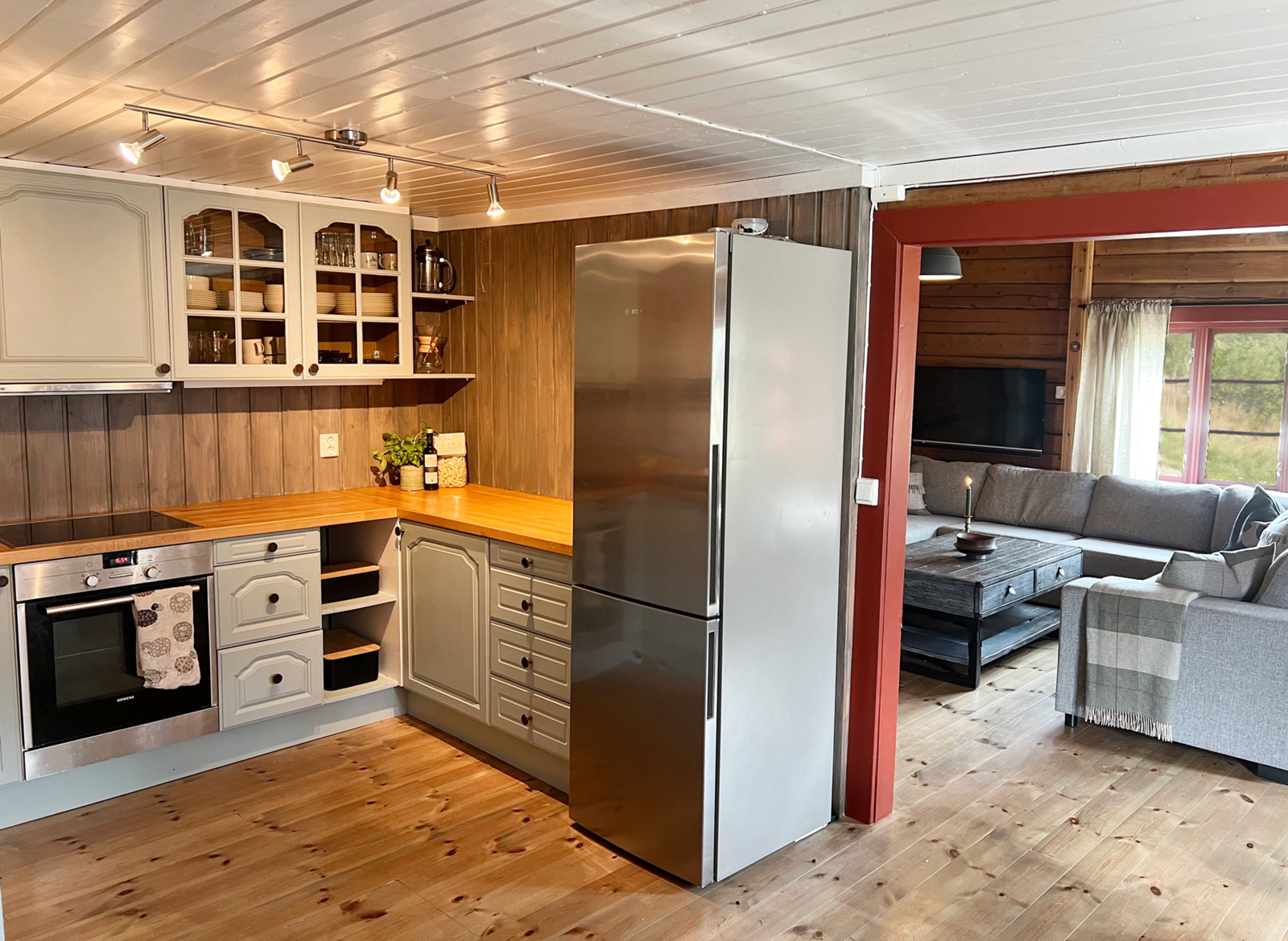 Kjøkken åpent mot stue. Galleribilde