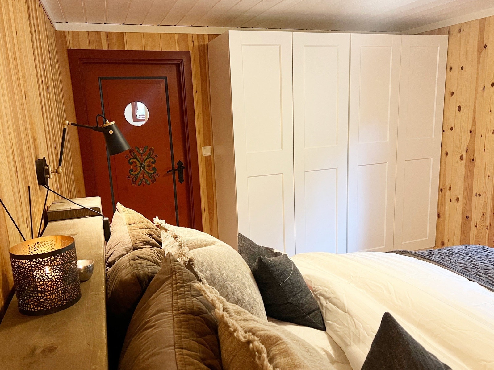 Hovedsoverom med gjennomført stil, gode skapløsninger og utsikt mot Kongevegen. Galleribilde