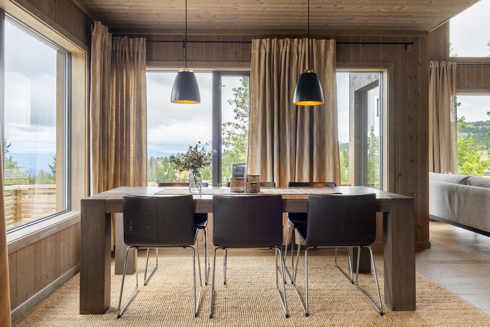 Fra spisebordet kan utsikten nytes. Galleribilde