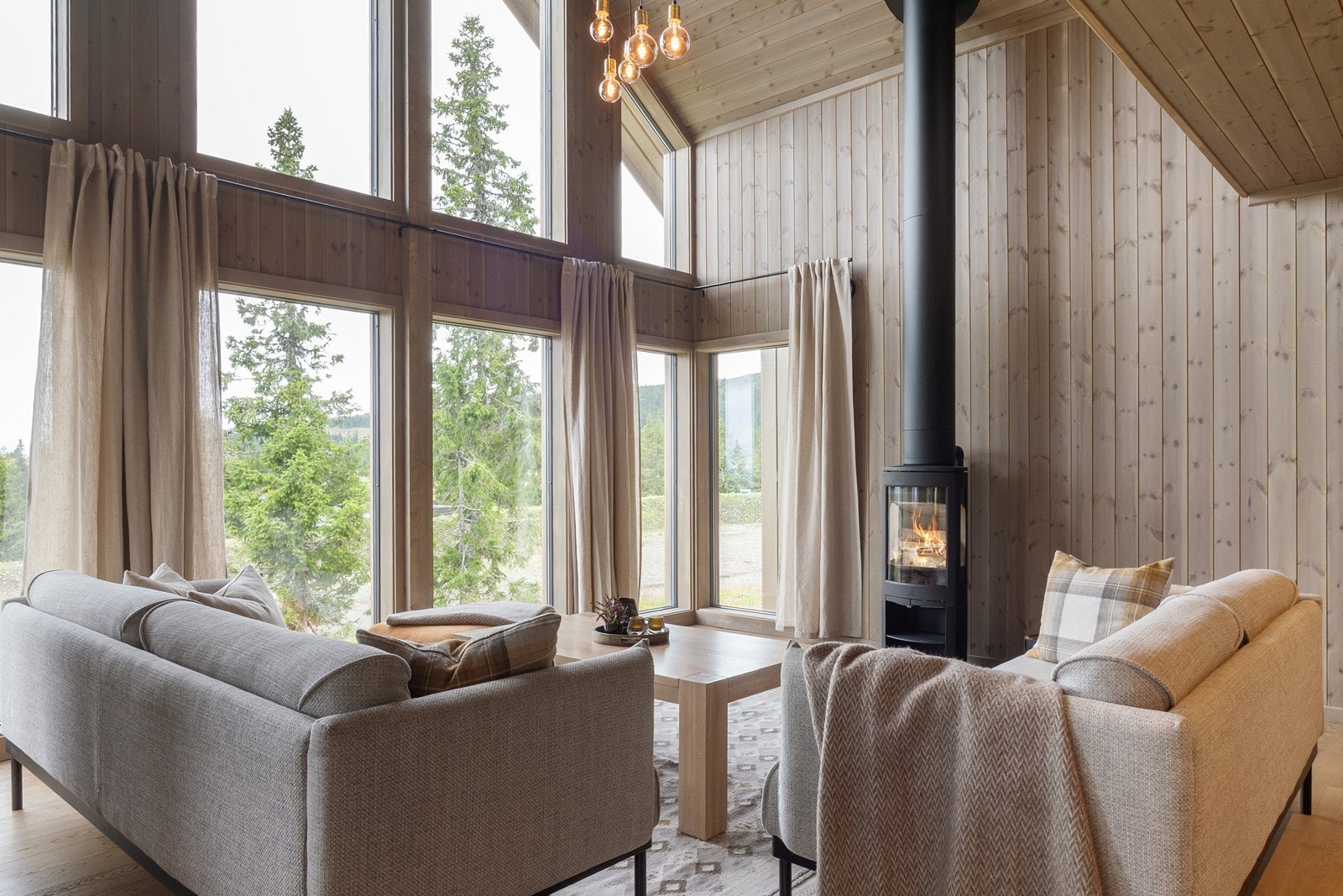 Når kvelden melder sin ankomst er det fyr i peisen som setter den rette stemningen. Galleribilde