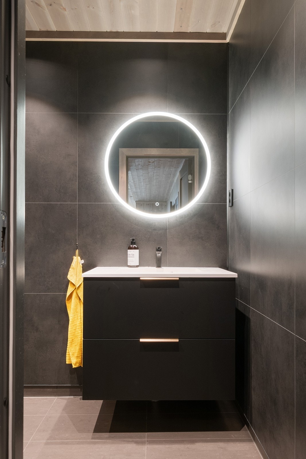 Innredningen i begge baderom er i samme gjennomførte stil. Galleribilde