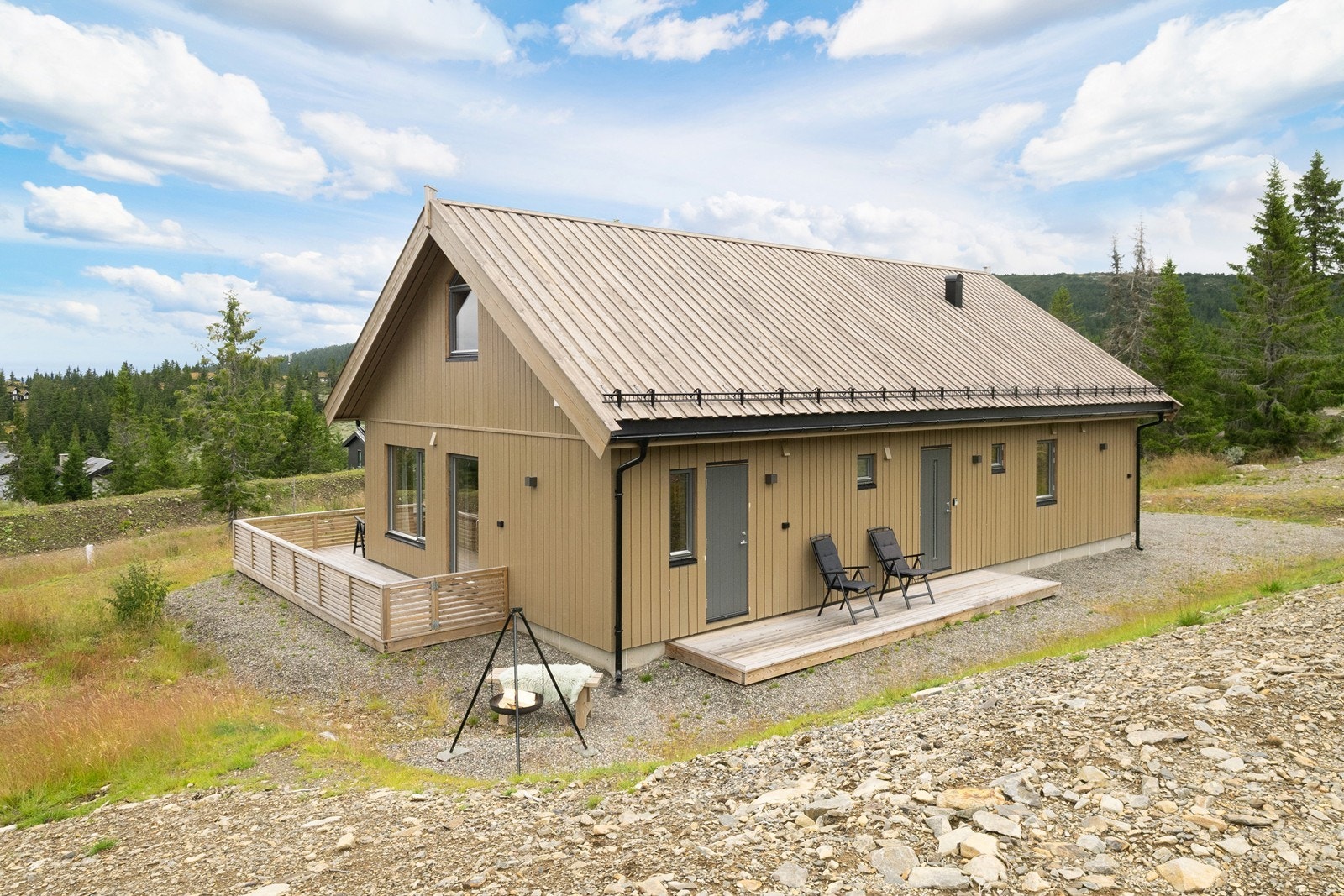 Hytten har flere fine uteplasser. Galleribilde