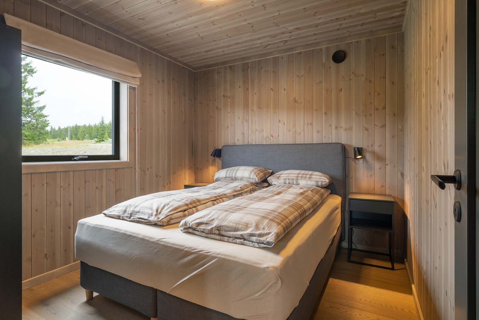 Soverom II har plass til dobbeltseng, garderobe og nattbord. Galleribilde