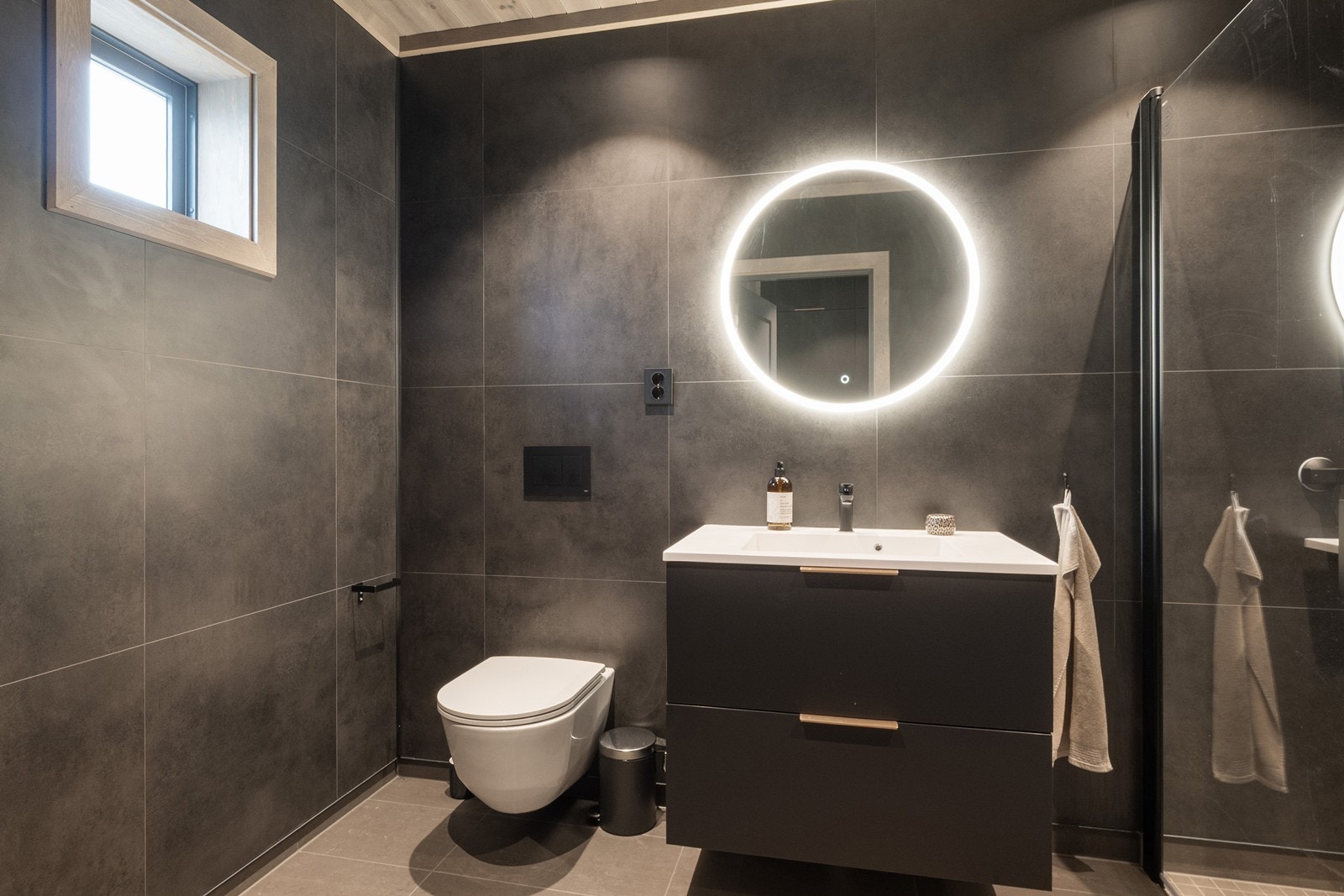 Det er vegghengt toalett og lekker servant innredning. Galleribilde