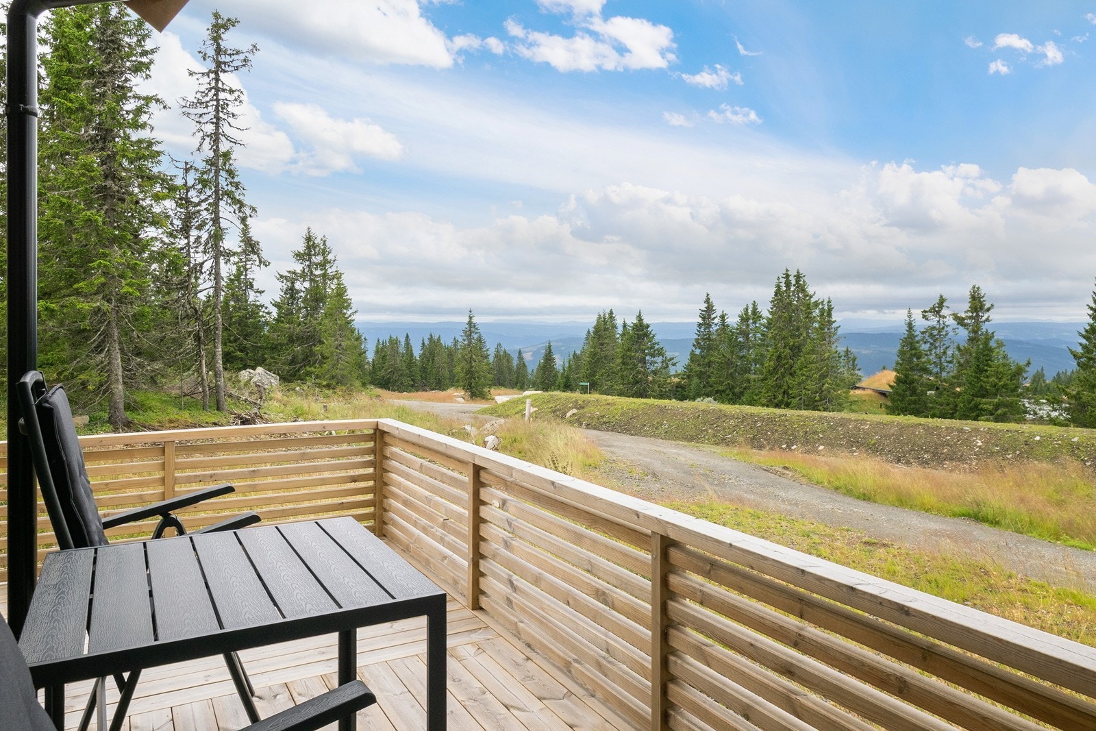 Med vidstrakt panorama over den vakre dalen og mot fjellheimen i horisonten. Galleribilde