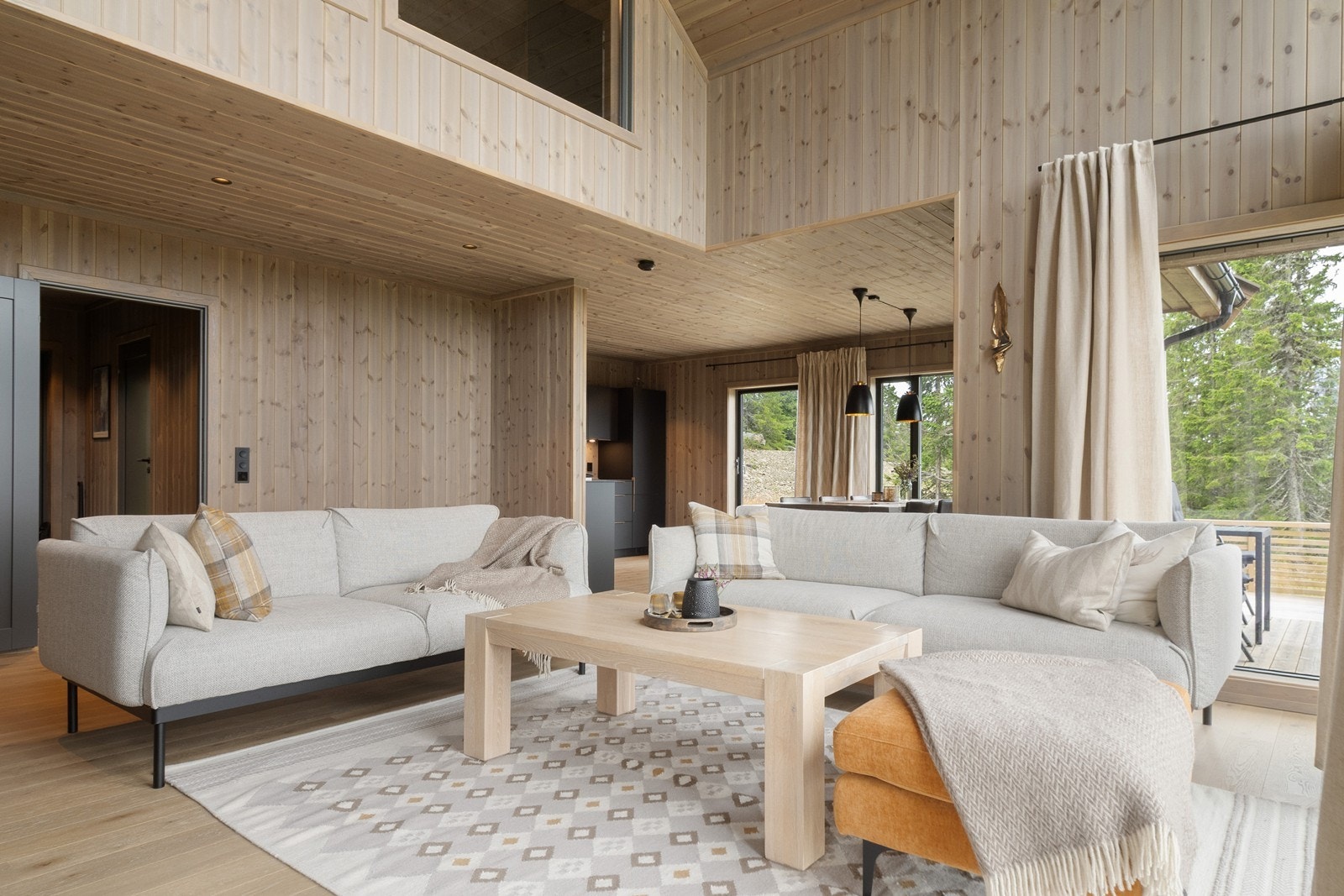 Det er lekker enstavs parkett på gulvet. Galleribilde