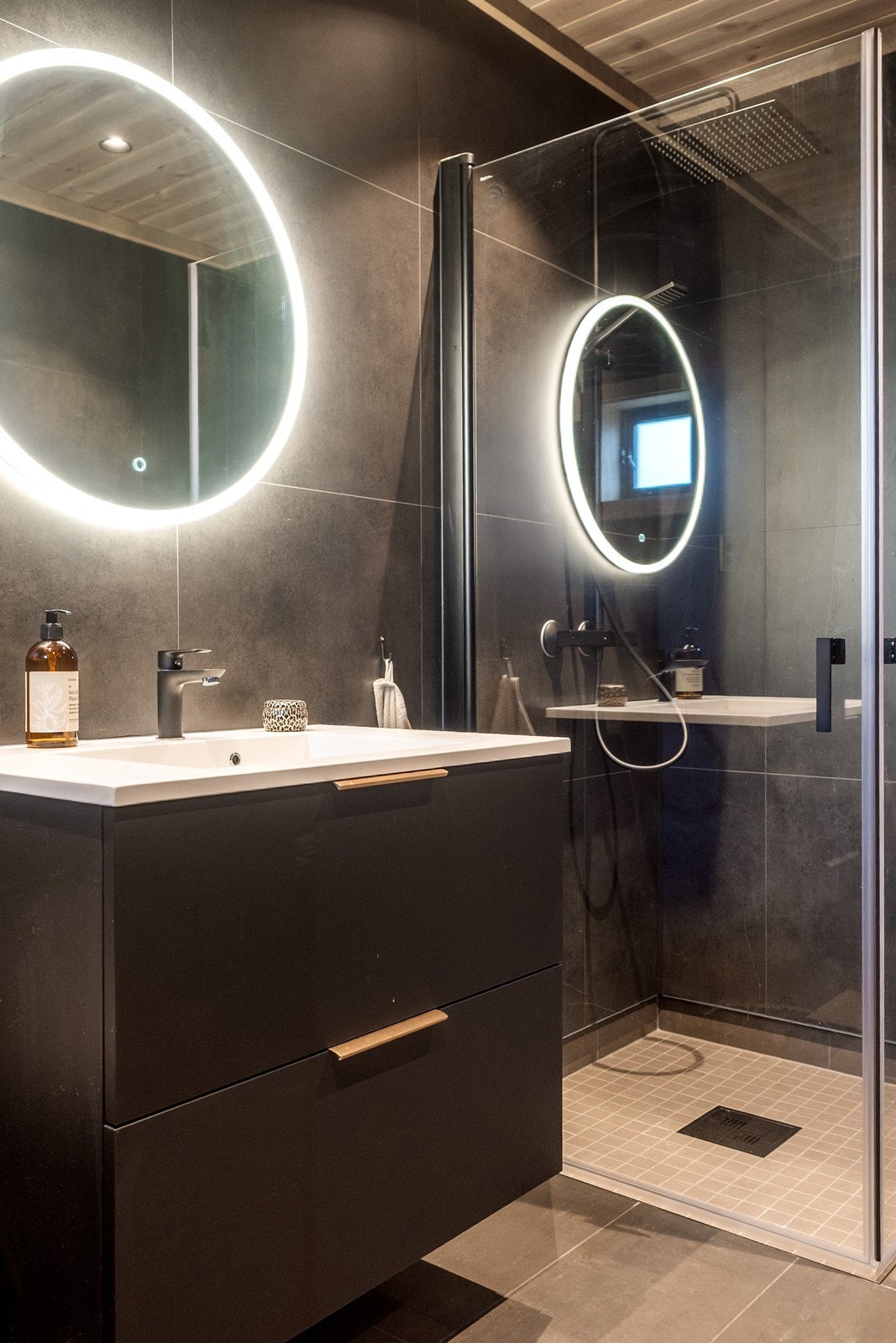 Gulvet er flislagt og har varme, på veggene er det våtromsplater. Galleribilde