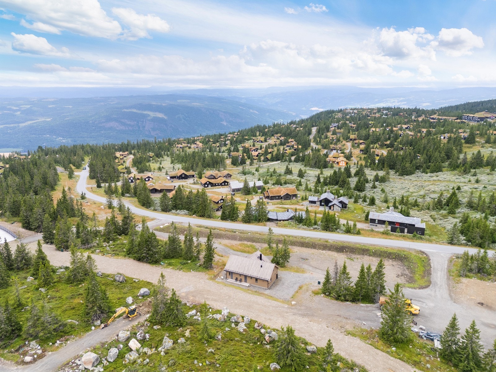 Dagligvarehandelen kan blant annet gjøres på Joker Gaiastova, som ligger ca. 1,3 km unna. Galleribilde