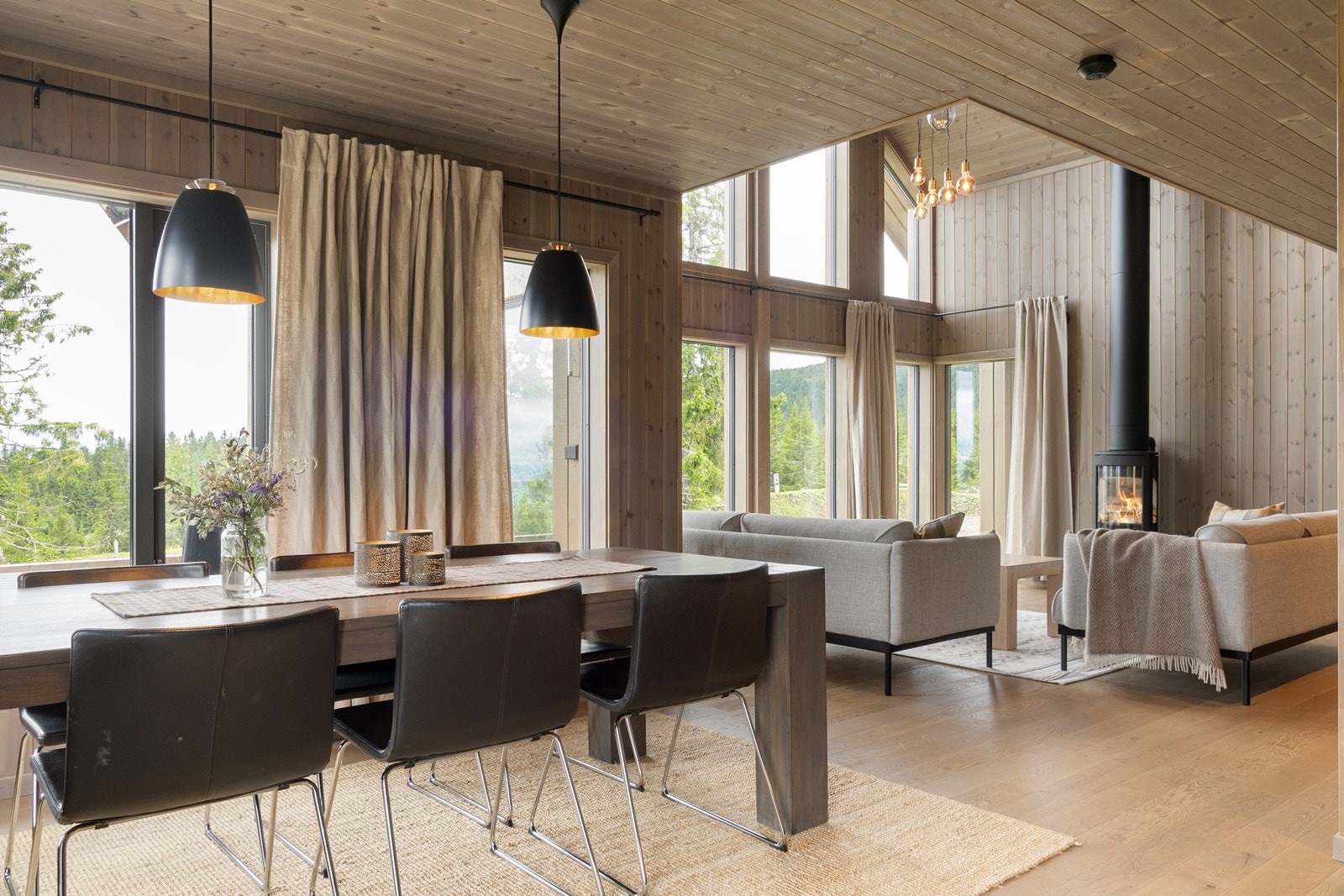 Det er åpen løsning mellom kjøkken, spisestue og stuen. Rommet har fin flyt og naturlige soner for innredning. Galleribilde