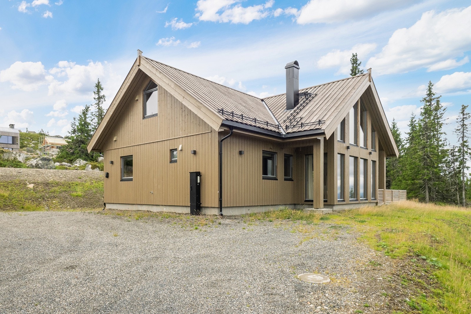 Fra hytta er det kort vei inn til naturskjønne Reinsvann med bade- og fiskemuligheter. Galleribilde