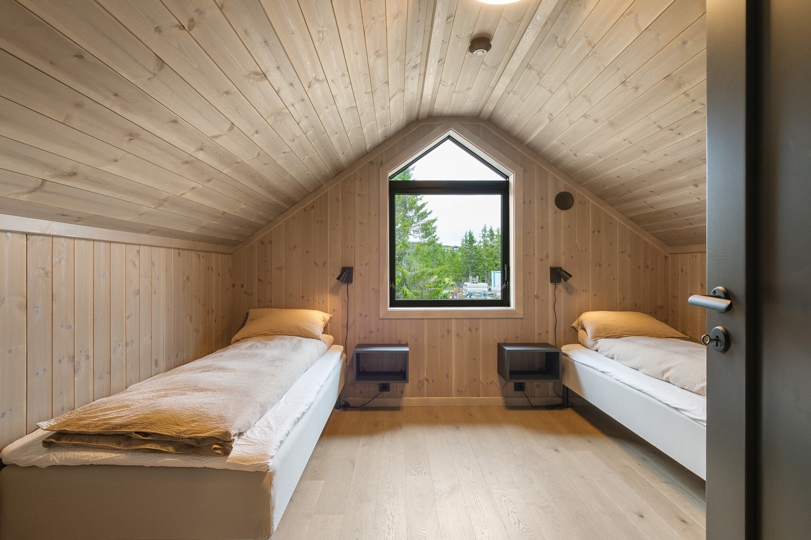 Soverom V er i dag innredet med to enkeltsenger og nattbord. Rommet har også fint plass til dobbeltseng. Galleribilde