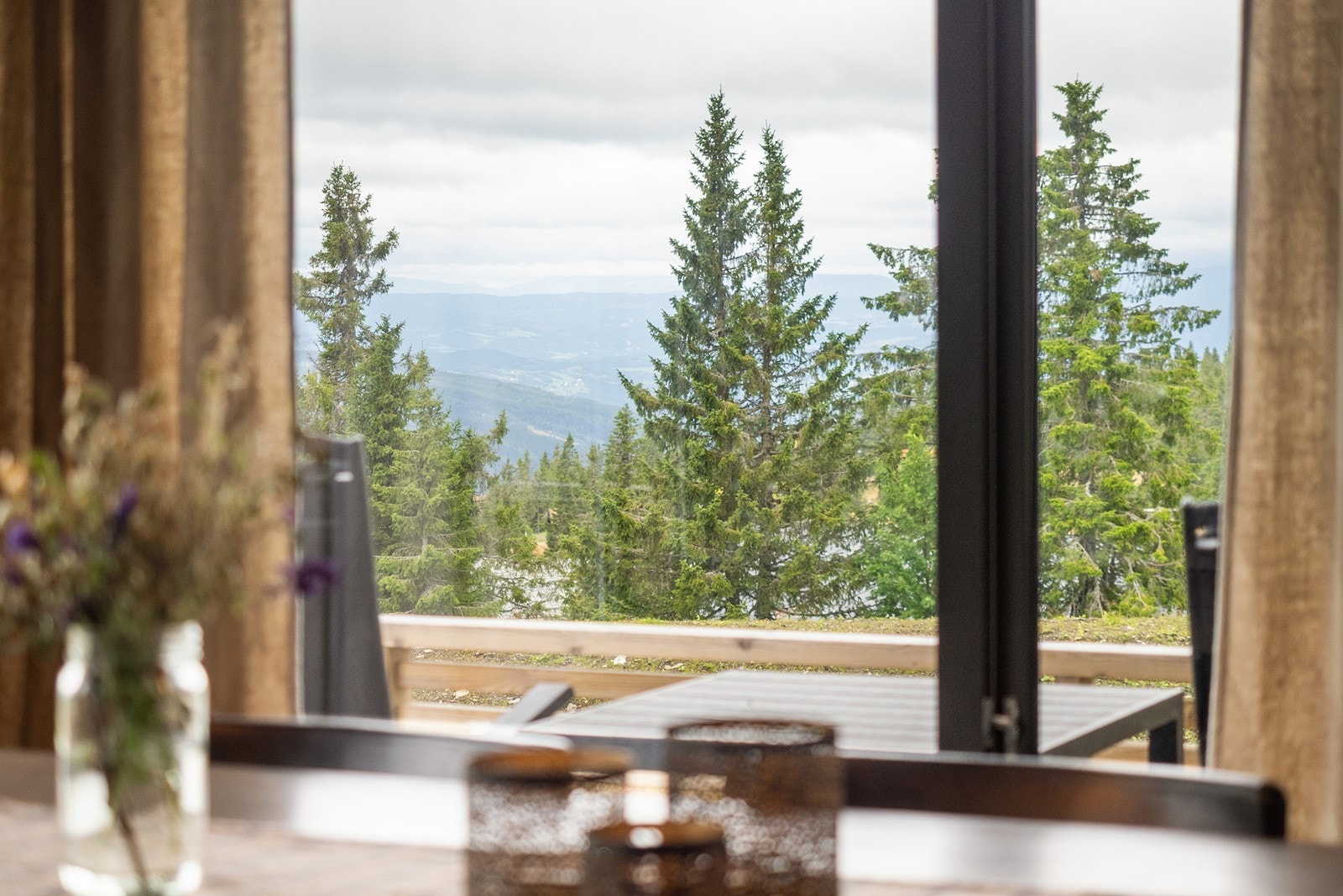 Utsikt fra spisebord mot terrassen. Galleribilde