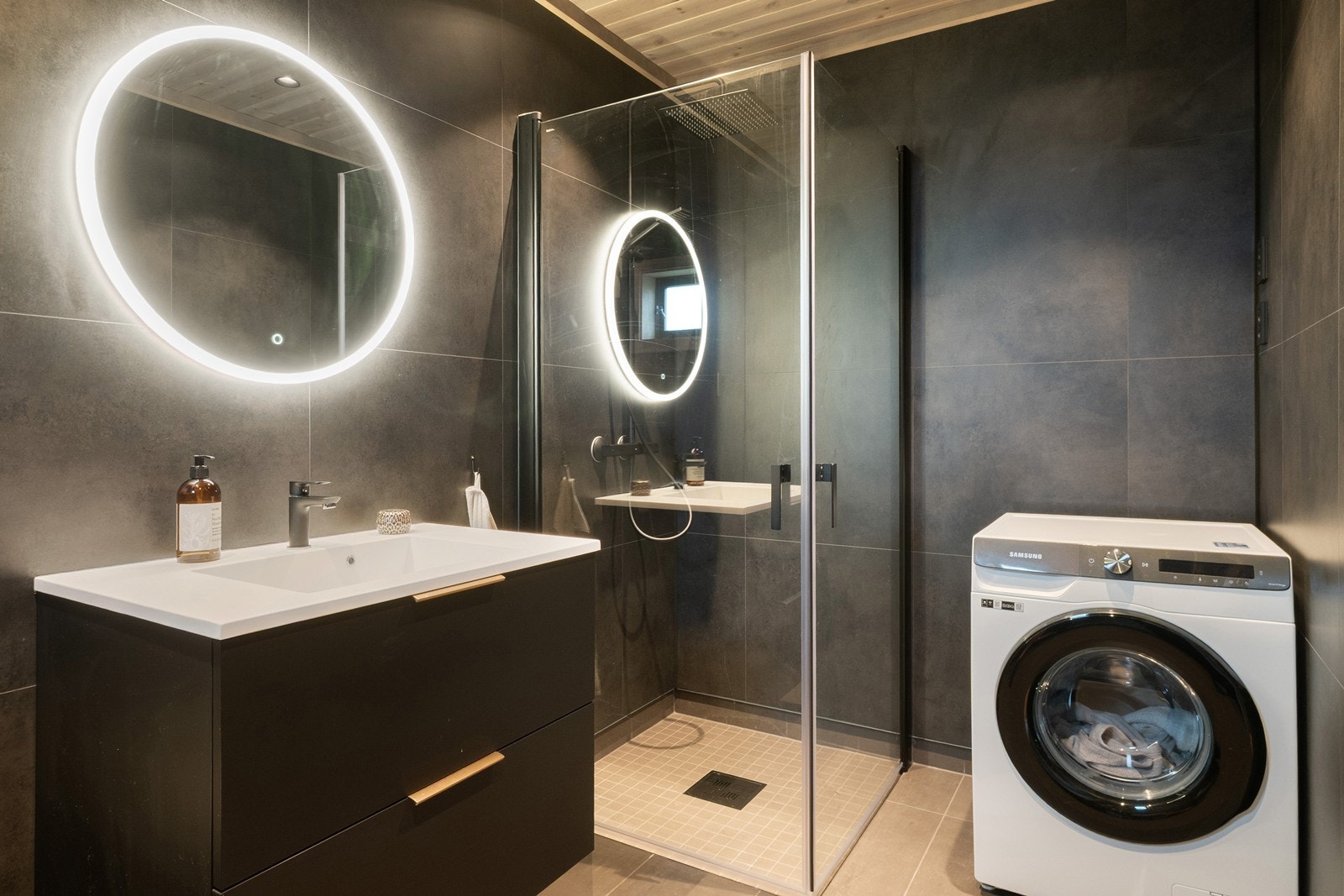 Baderom i tilknytning til entreen har opplegg for vaskemaskin og tørketrommel i vaskesøyle. Galleribilde