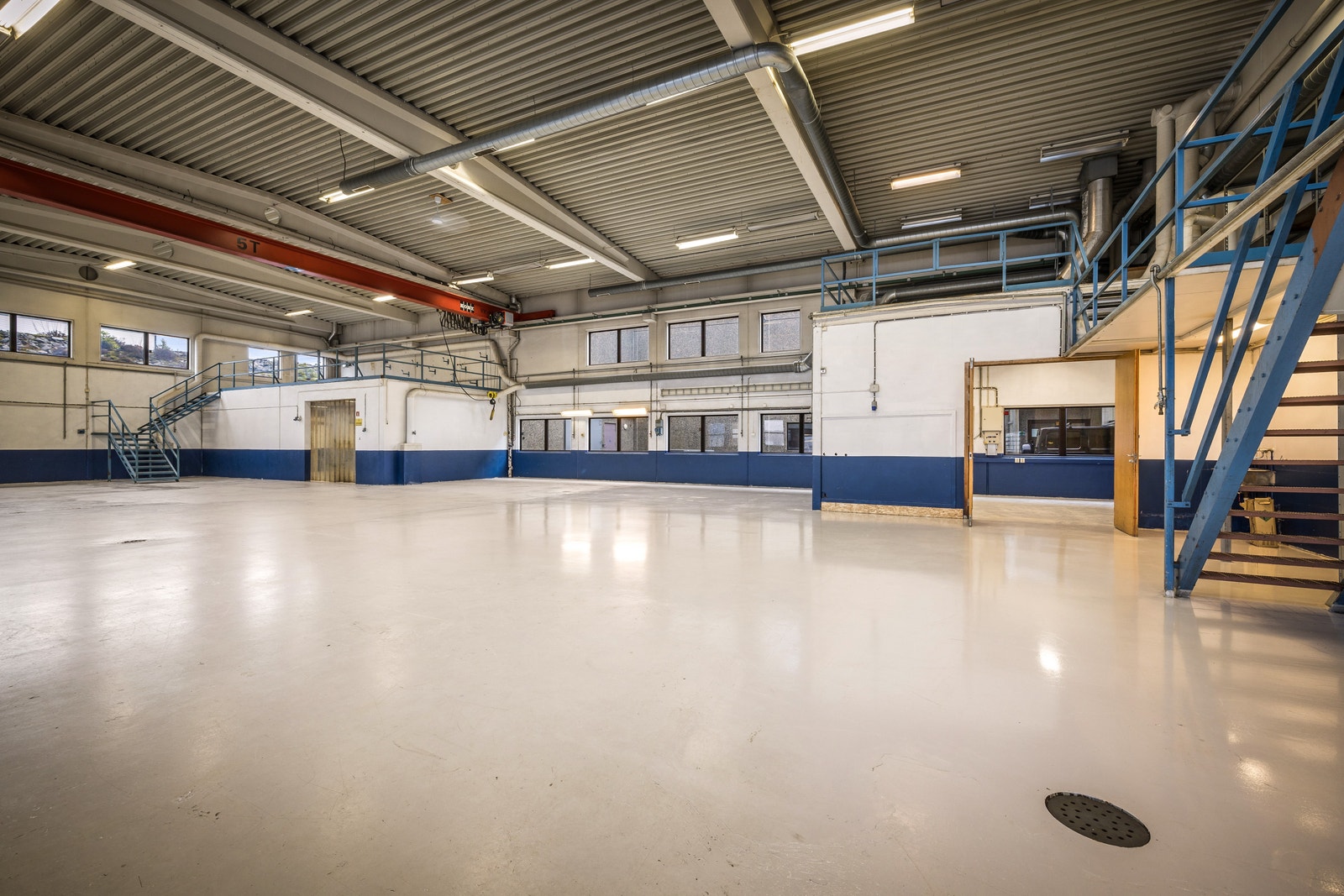 Mesanin på begge sider av hall Galleribilde