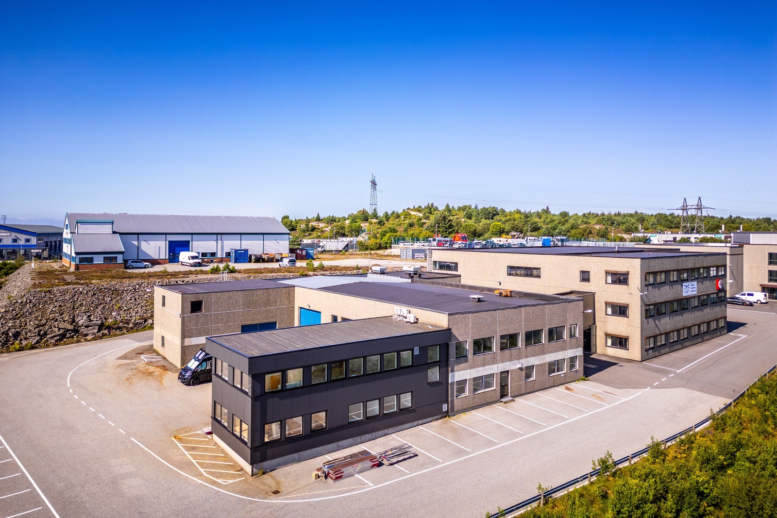 Ny fasade på kontordelen som også er etterisolert. Store deler av vinduene er skiftet. Galleribilde