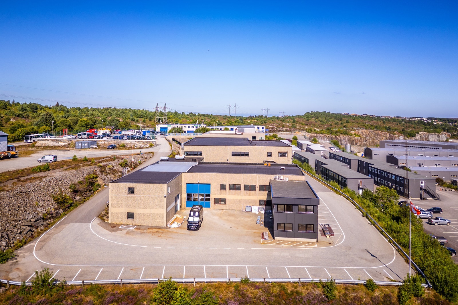 Flott beliggende eiendom med god plass til store biler Galleribilde