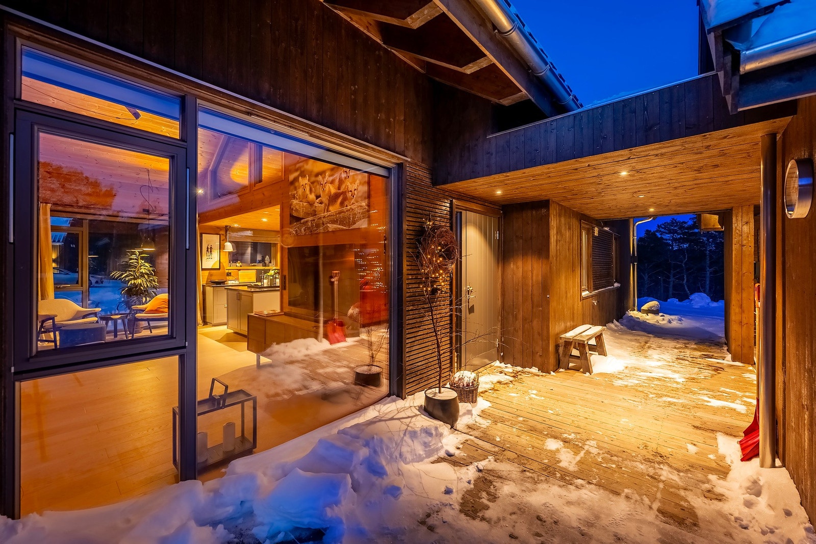 Innbydende inngangsparti under tak. Galleribilde