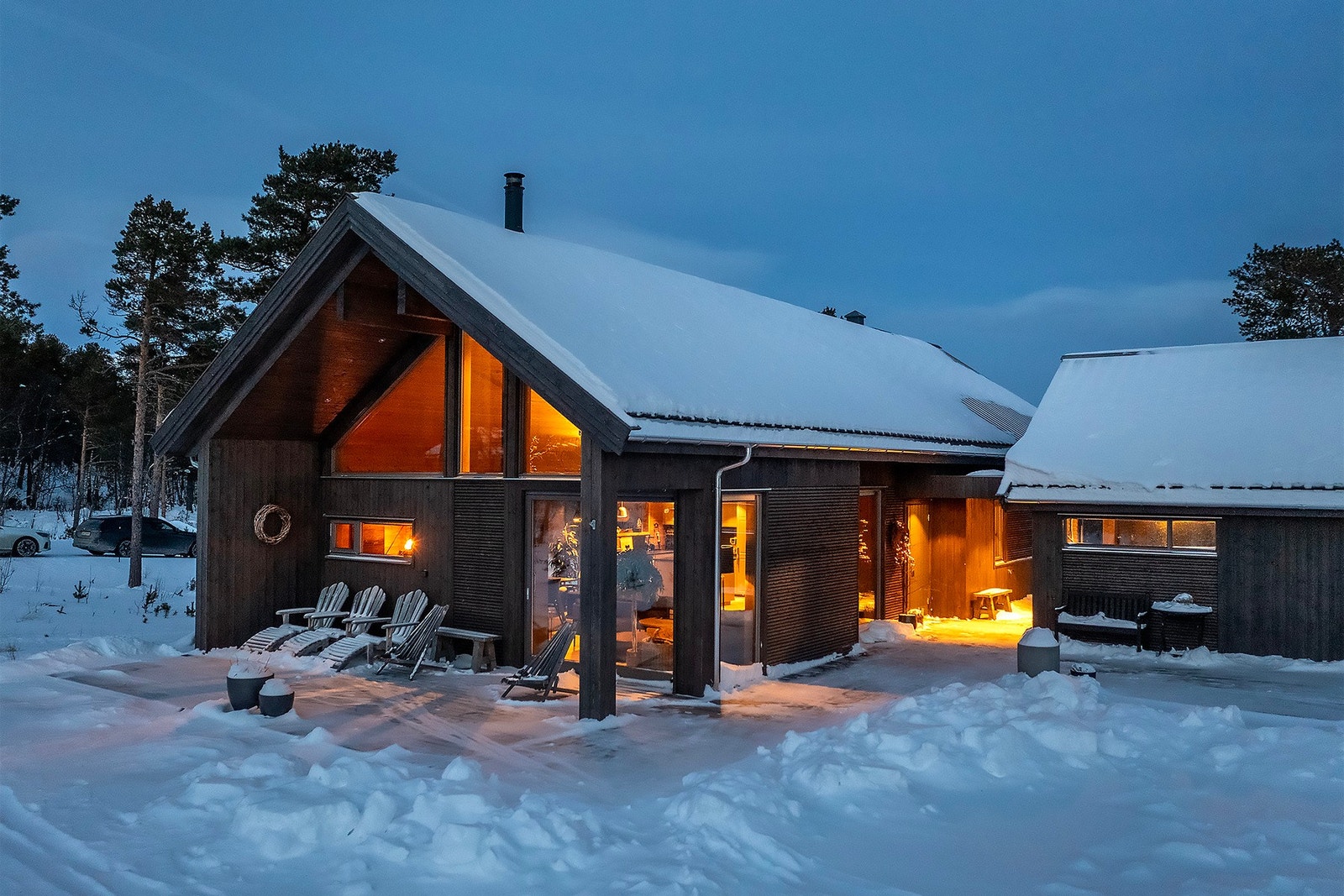 Hytta har flere flotte uteområder som kan nytes både på vinters- og sommerstid. Galleribilde