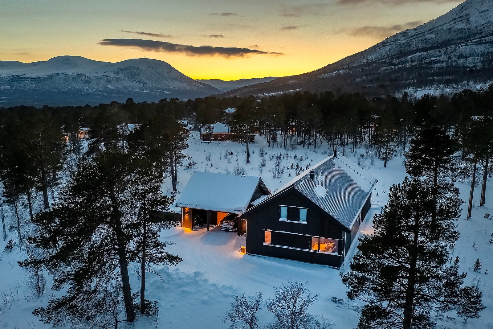 Boligen ligger i et rolig og attraktivt hytteområde i Oppdal omgitt av vakker fjellnatur. Galleribilde