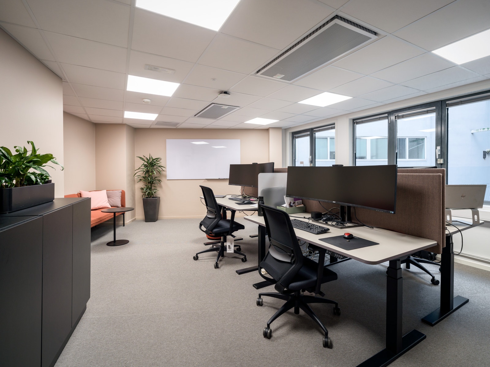 Arbeidsplasser er fordelt i åpne landskap og teamkontor Galleribilde