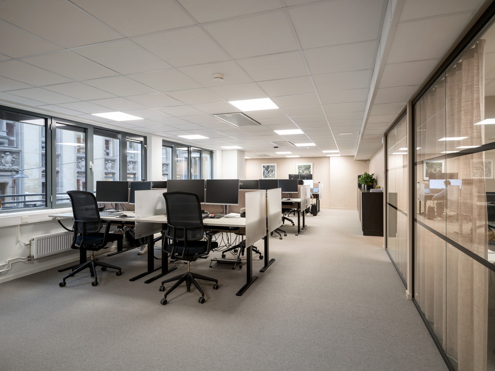 Store vindusflater sikrer rikelig lysinnslipp Galleribilde