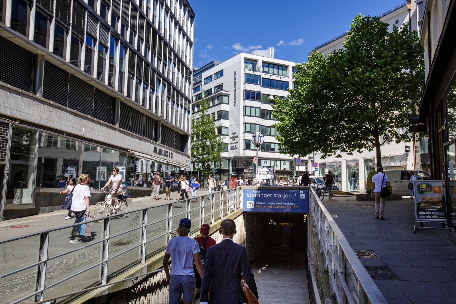 Med inngangen til Stortinget t-bane rett utenfor eiendommen, kan man bevge seg tilnærmet tørrskodd til kontoret Galleribilde