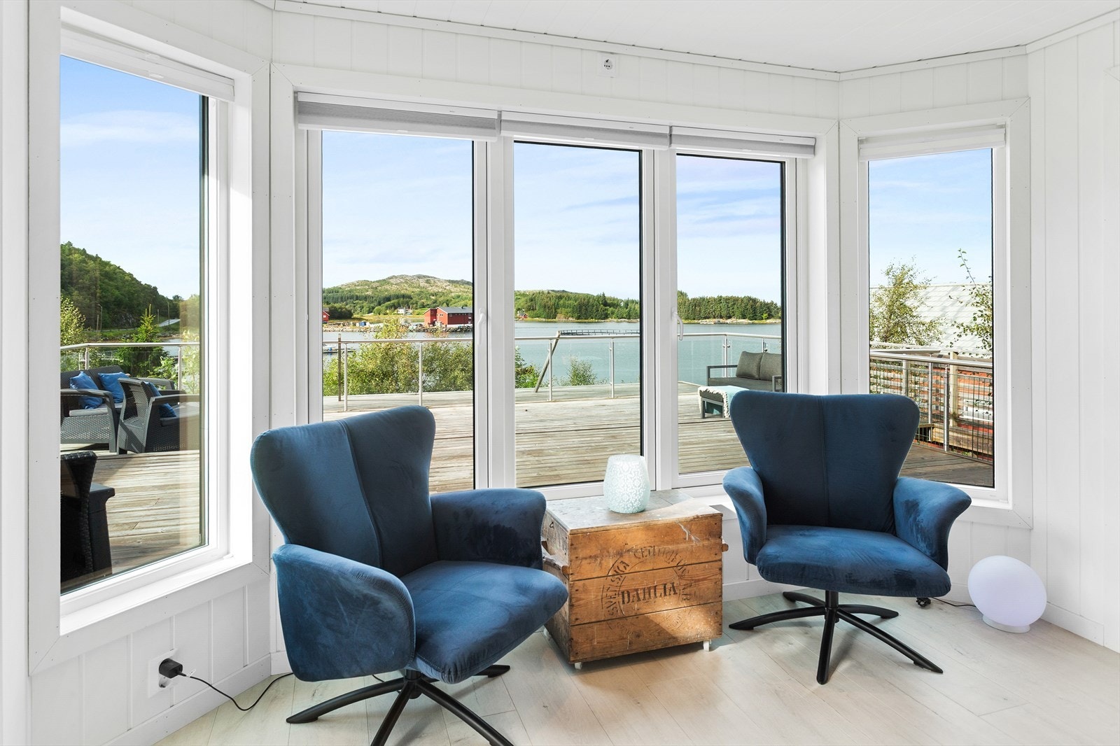 Hytten er utbygd med flott karnapp som gir gode lysforhold Galleribilde