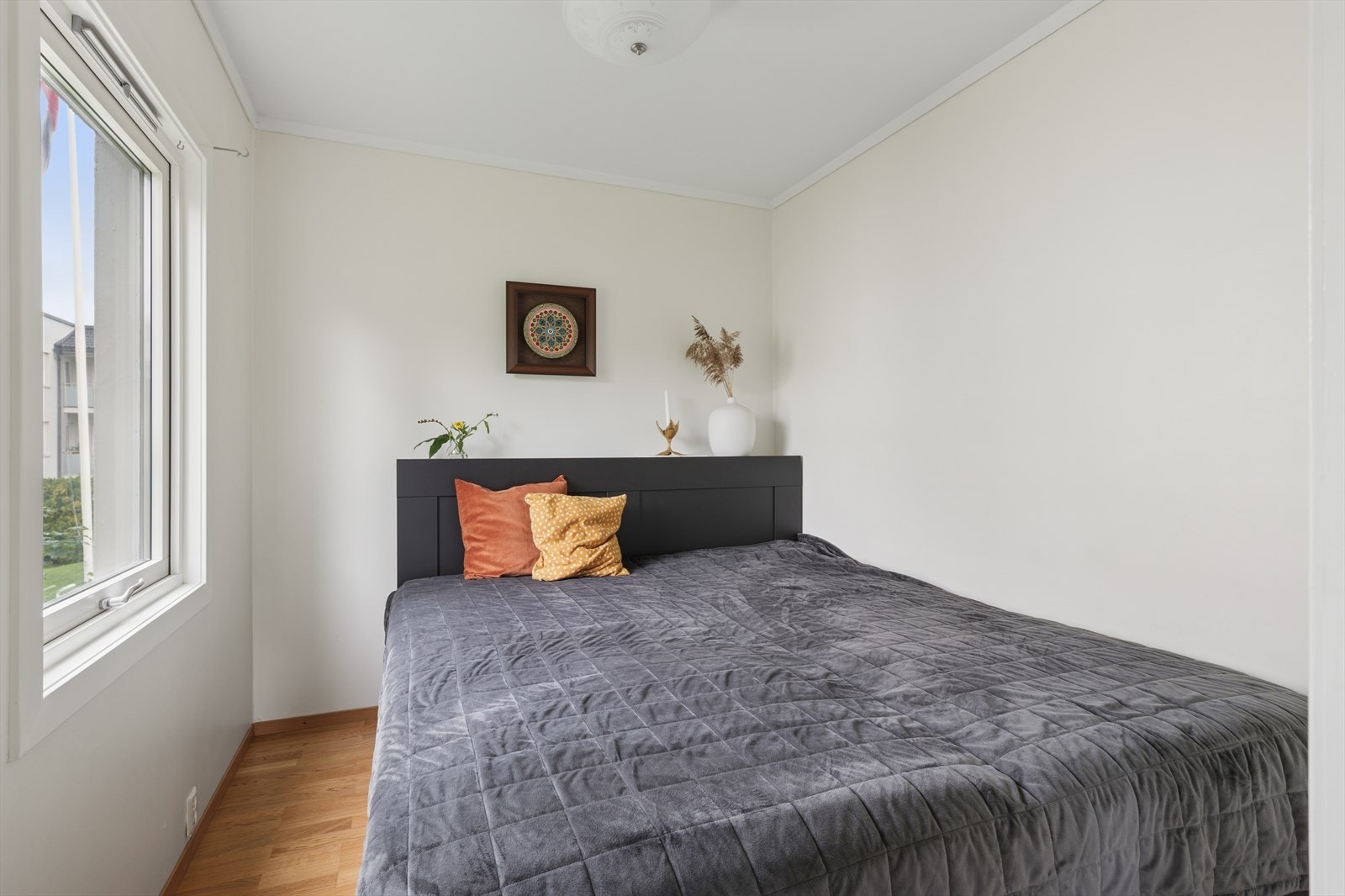 Foreldreværelset har inngang fra stuen - og plasseringen av dette gir både voksne og barn privatliv Galleribilde