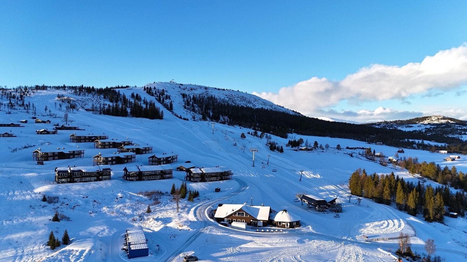 Golsfjellet Alpinsenter Bualie har 7 nedfarter, 6-seters stolheis samt barneheis. Utenfor vintersesongen er skianlegget åpent for kjøring av mountaincart. Galleribilde