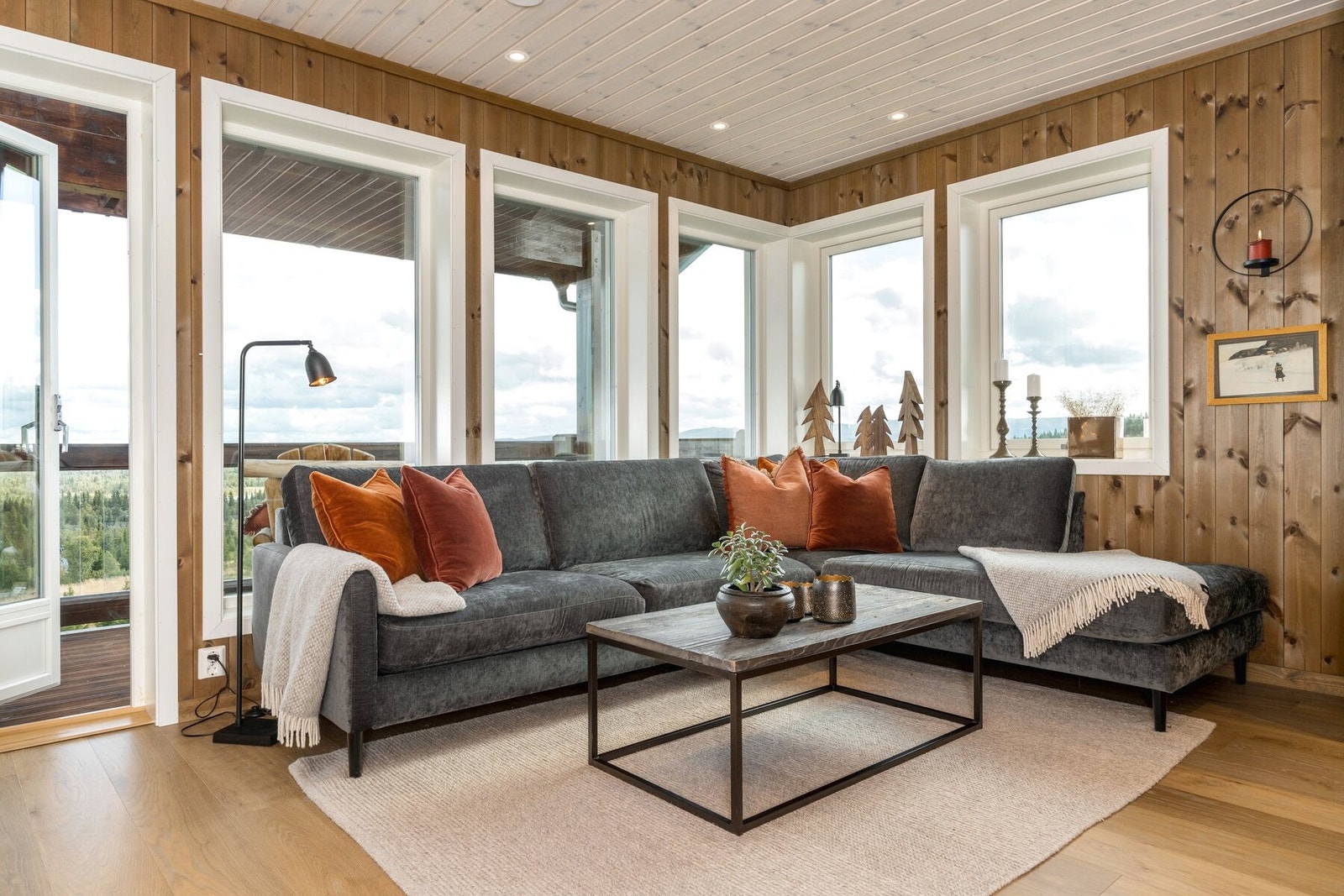 Fra stuen er det utgang til østvendt veranda. Galleribilde