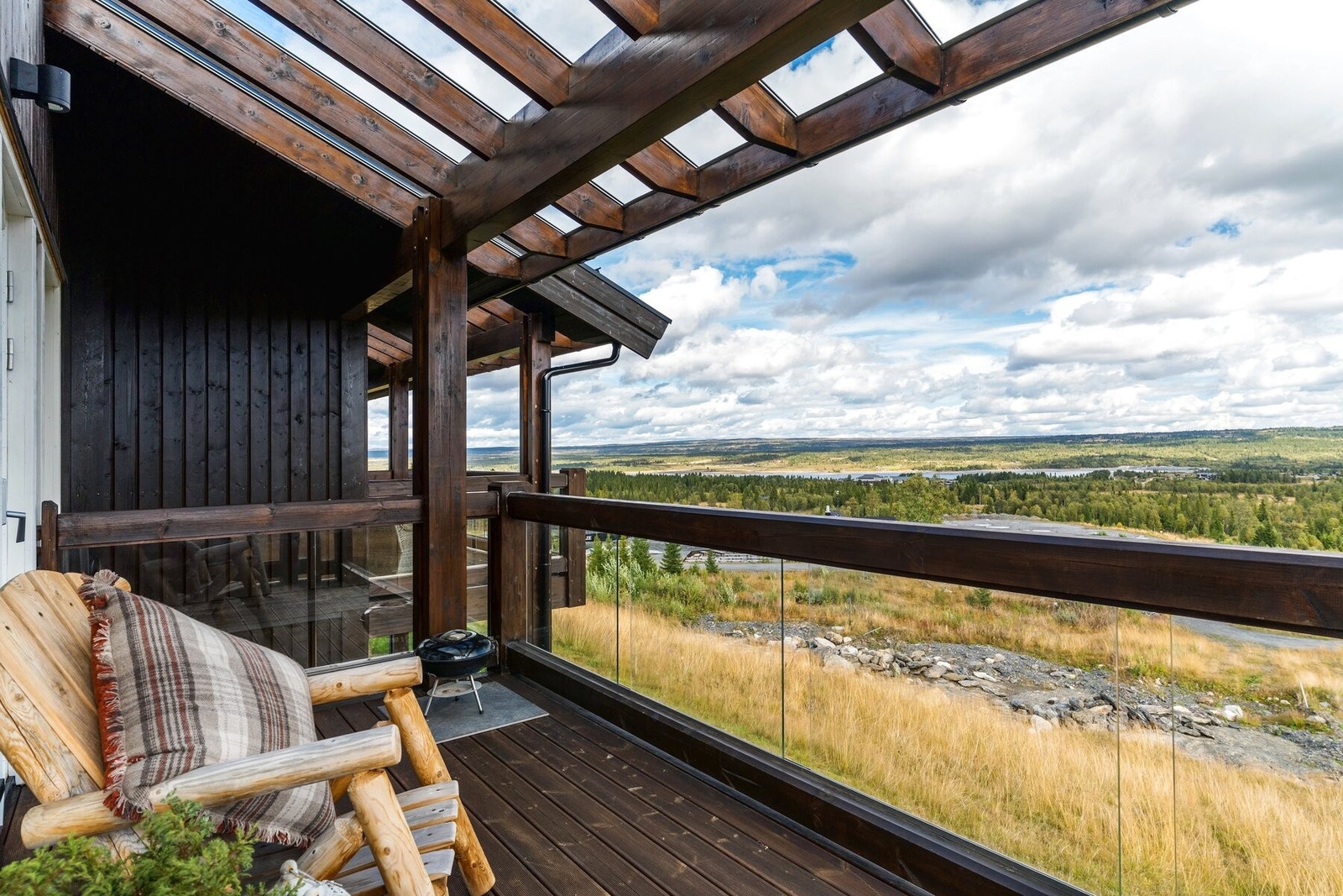 Fra verandaen er det vid og fin utsikt utover Tisleifjorden, Nystølfjellet og Valdres. Galleribilde