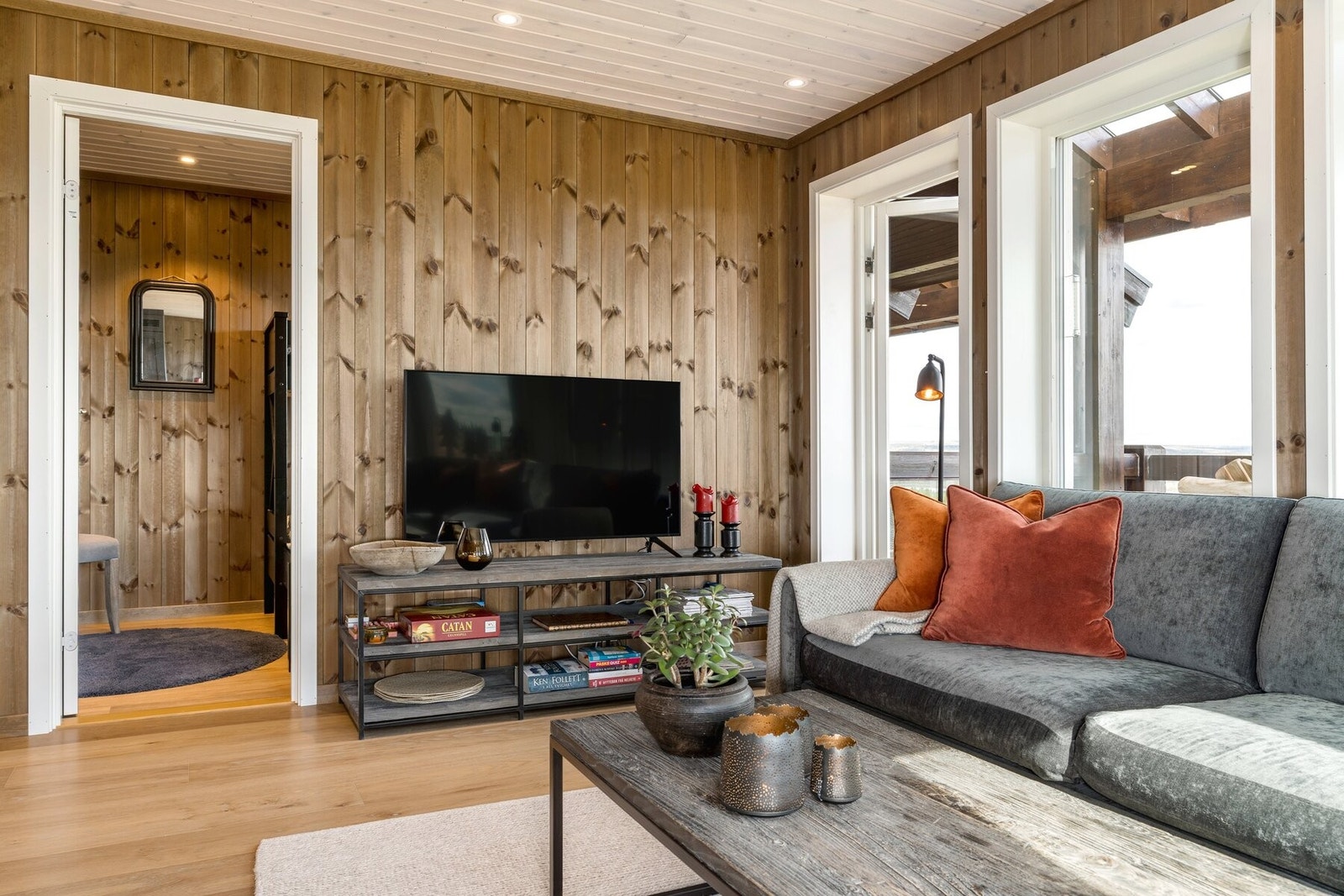 Fra stuen er det inngang til ett av leilighetens soverom. Galleribilde