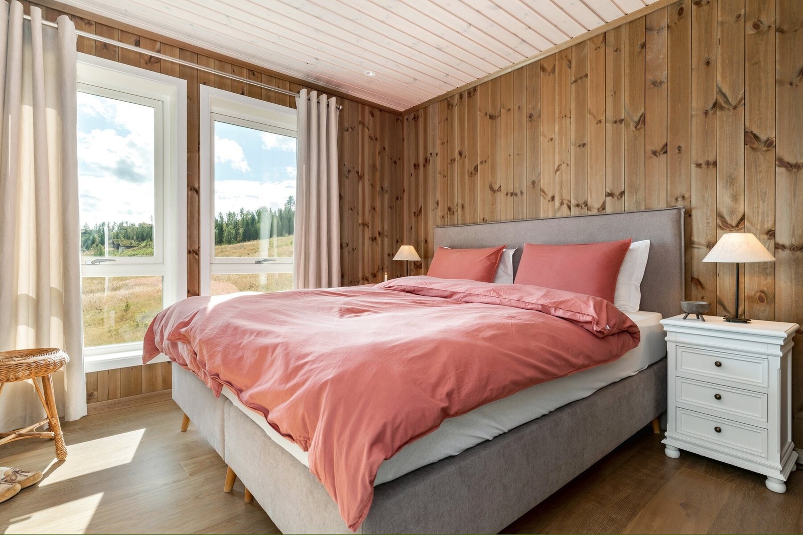 Stort hovedsoverom med nydelig utsikt gjennom vinduene. Galleribilde