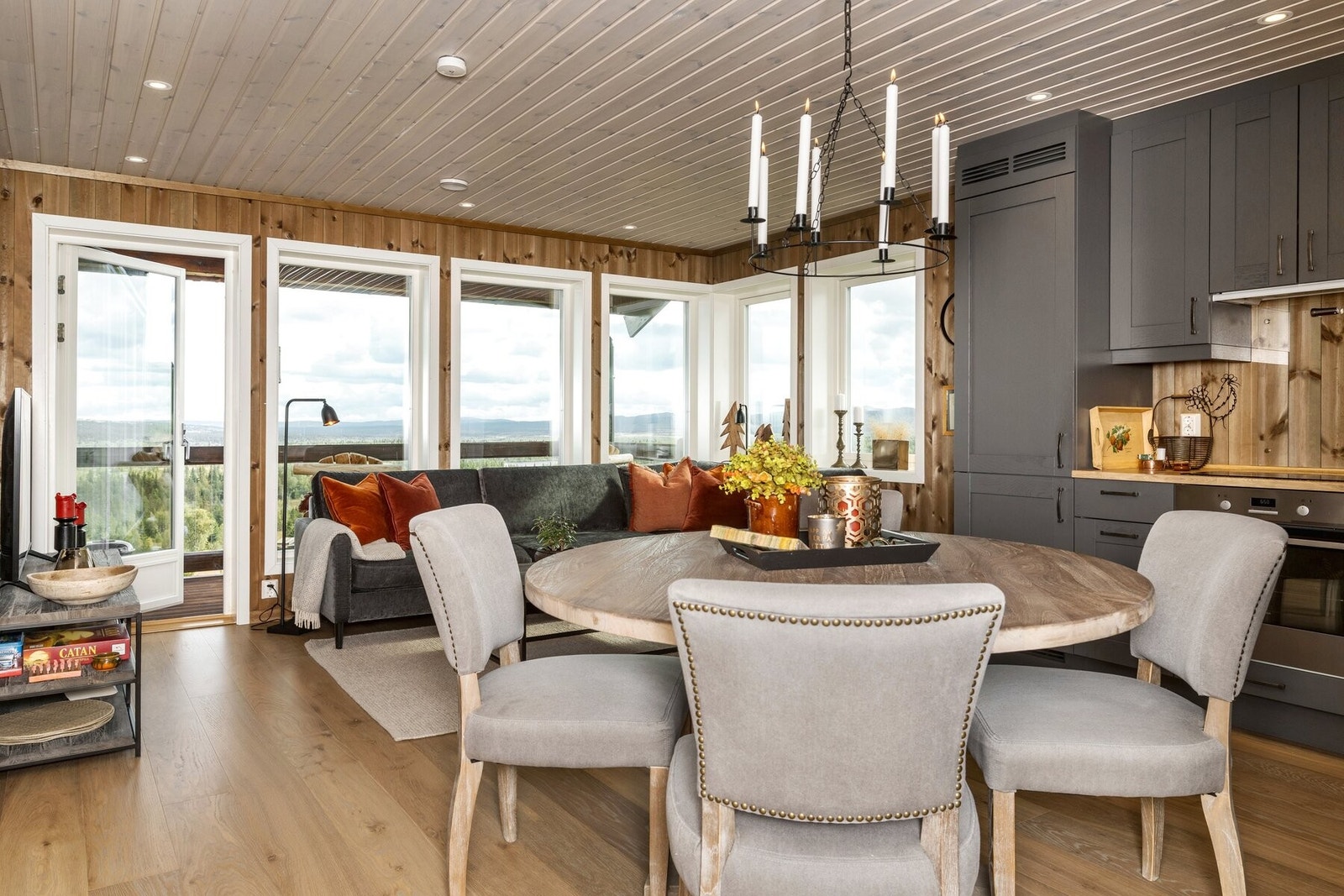 Sosial og hyggelig åpen stue- kjøkkenløsning med store vinduslflater som slipper inn godt med lys og utsikt. Galleribilde