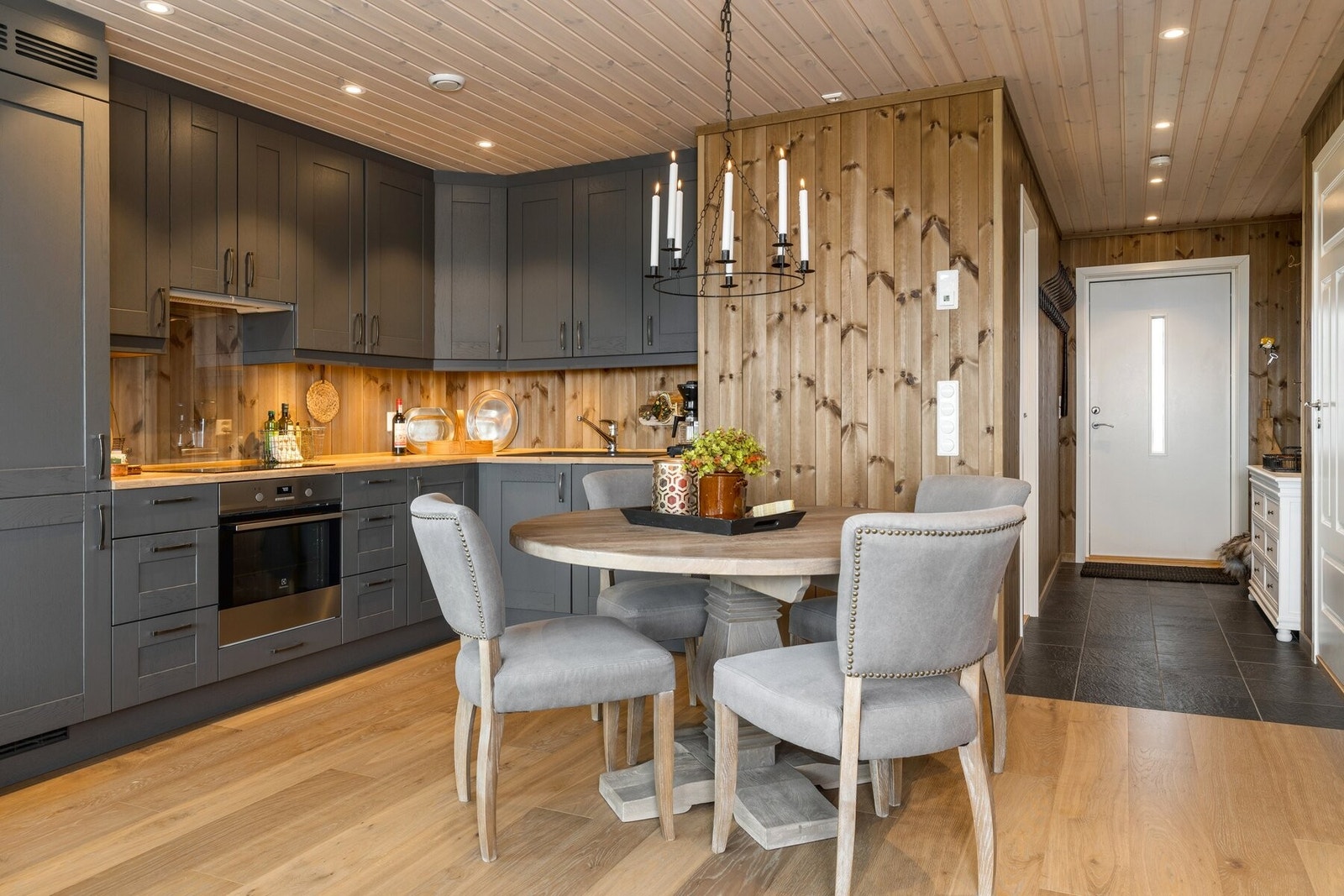 Lekkert kjøkken med integrerte hvitevarer. Galleribilde